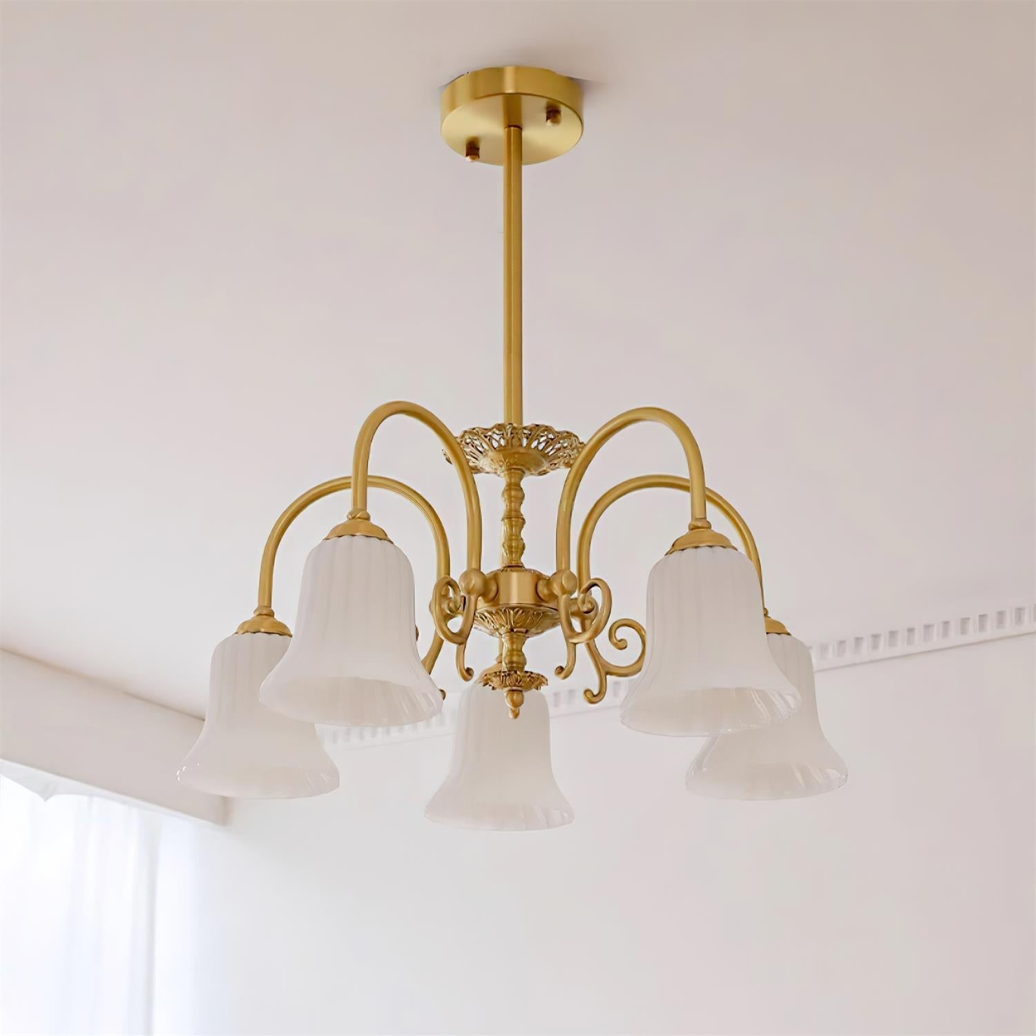 Lustre Avec Bras en Laiton et Abat-jour en Verre Blanc Opulent Luxe - Neutralighting