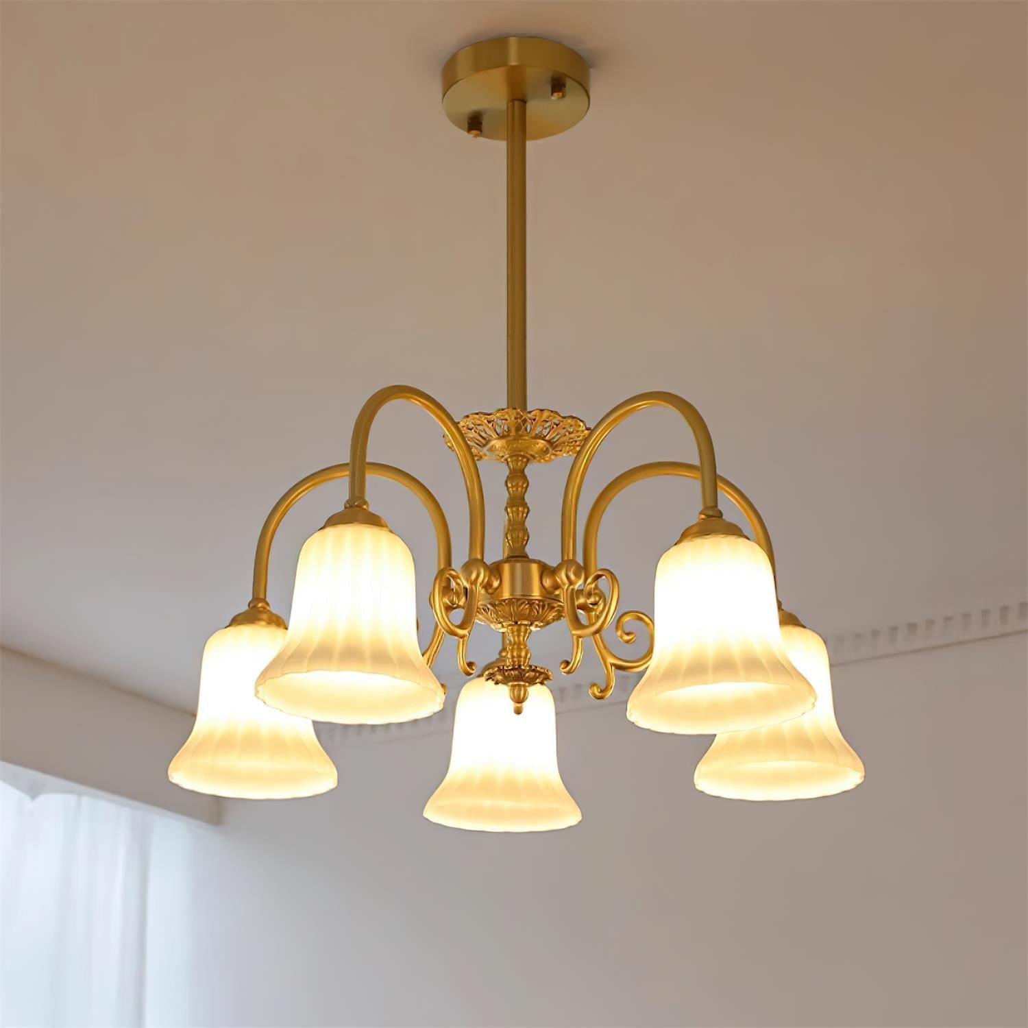Lustre Avec Bras en Laiton et Abat-jour en Verre Blanc Opulent Luxe - Neutralighting