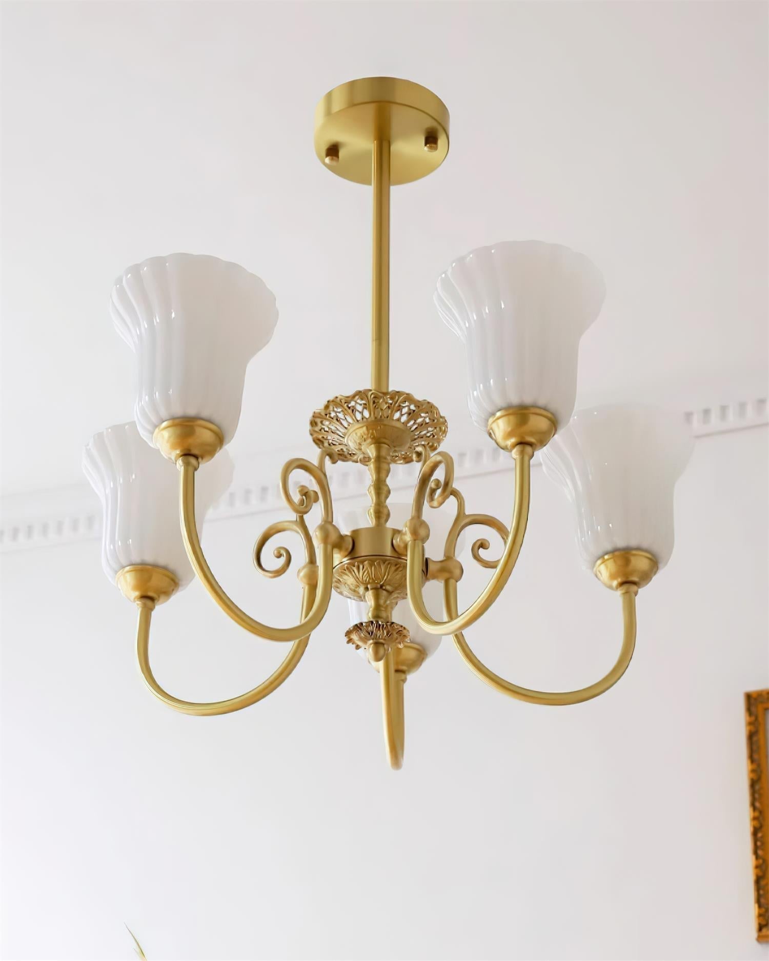 Lustre Avec Bras en Laiton et Abat-jour en Verre Blanc Opulent Luxe - Neutralighting