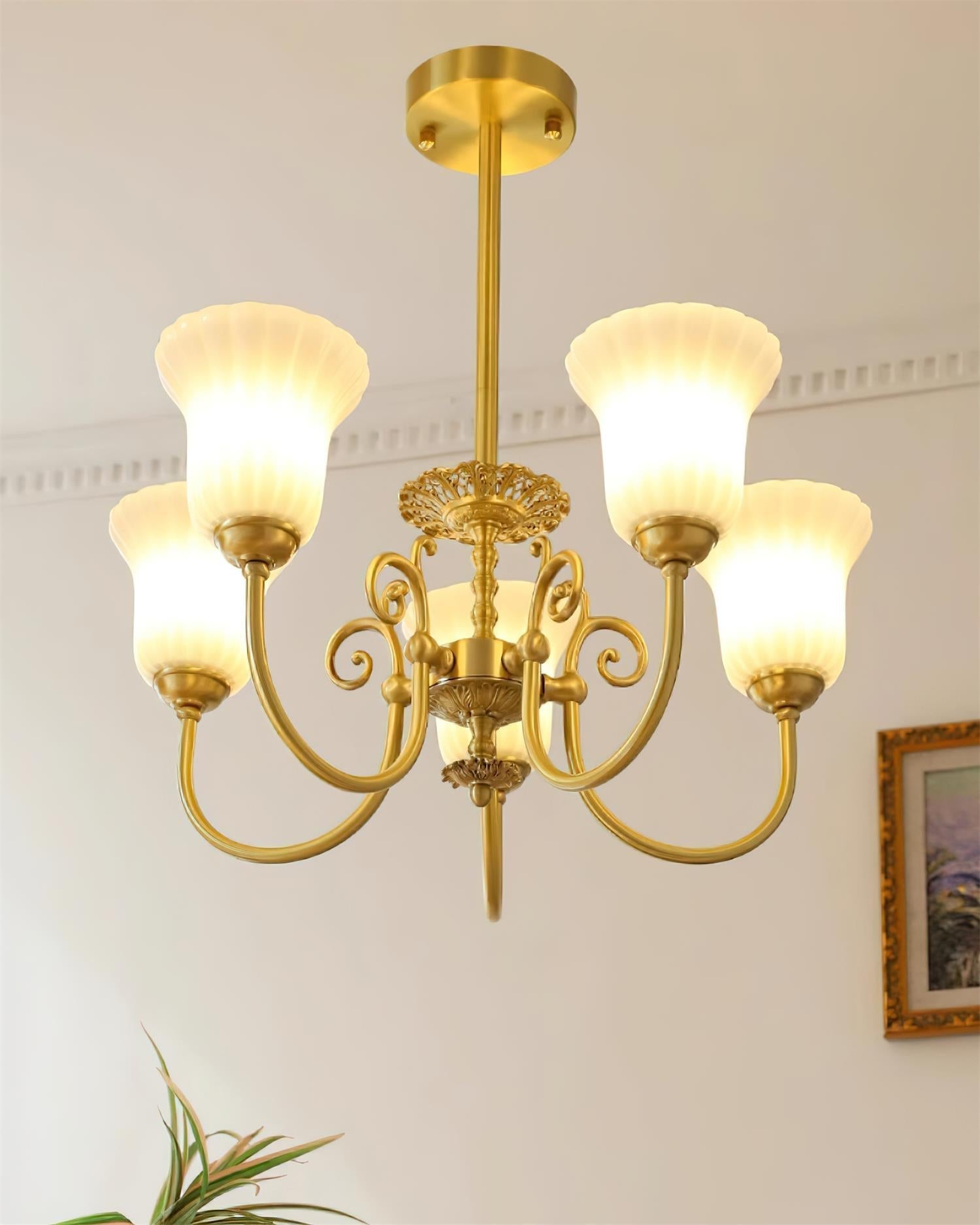 Lustre Avec Bras en Laiton et Abat-jour en Verre Blanc Opulent Luxe - Neutralighting