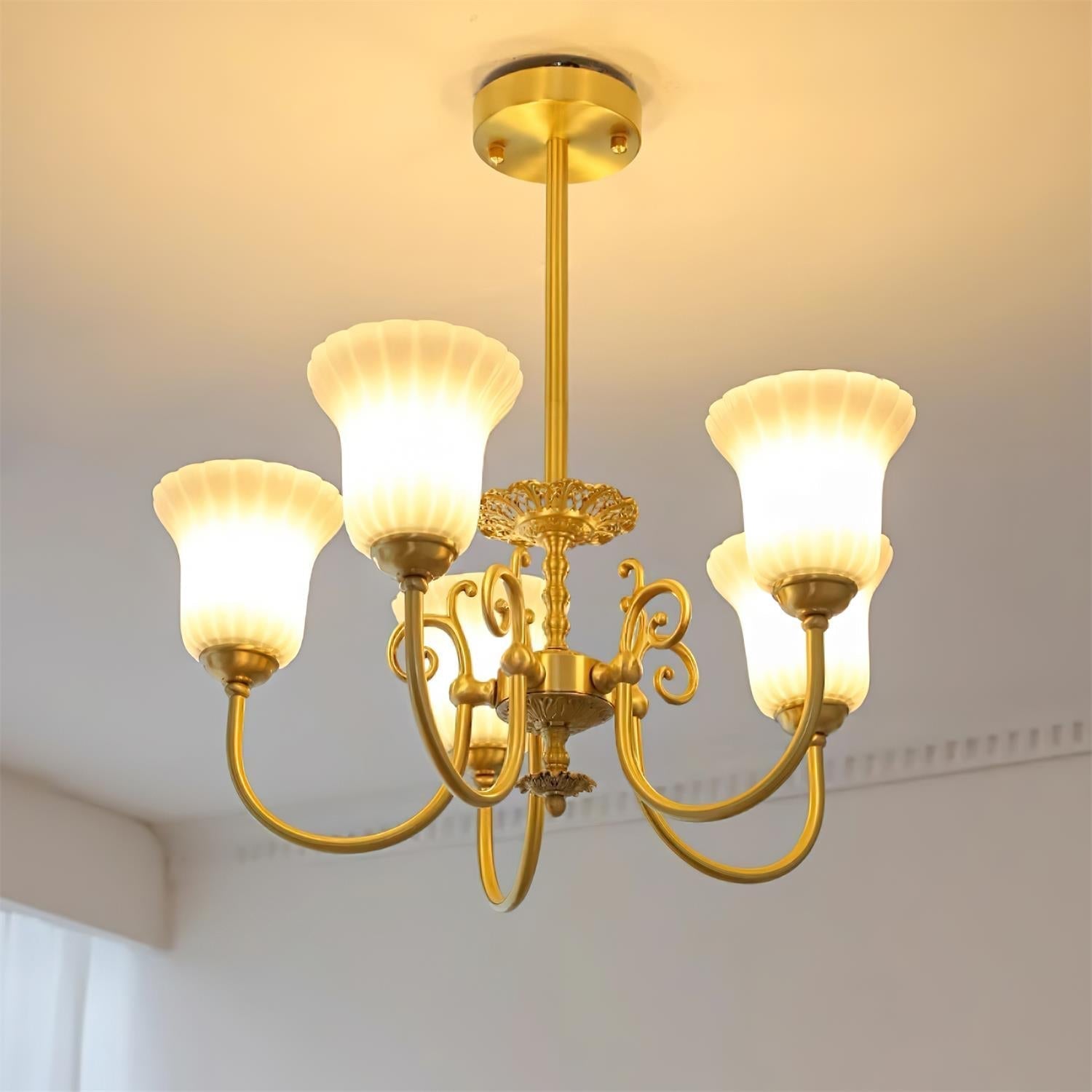 Lustre Avec Bras en Laiton et Abat-jour en Verre Blanc Opulent Luxe - Neutralighting