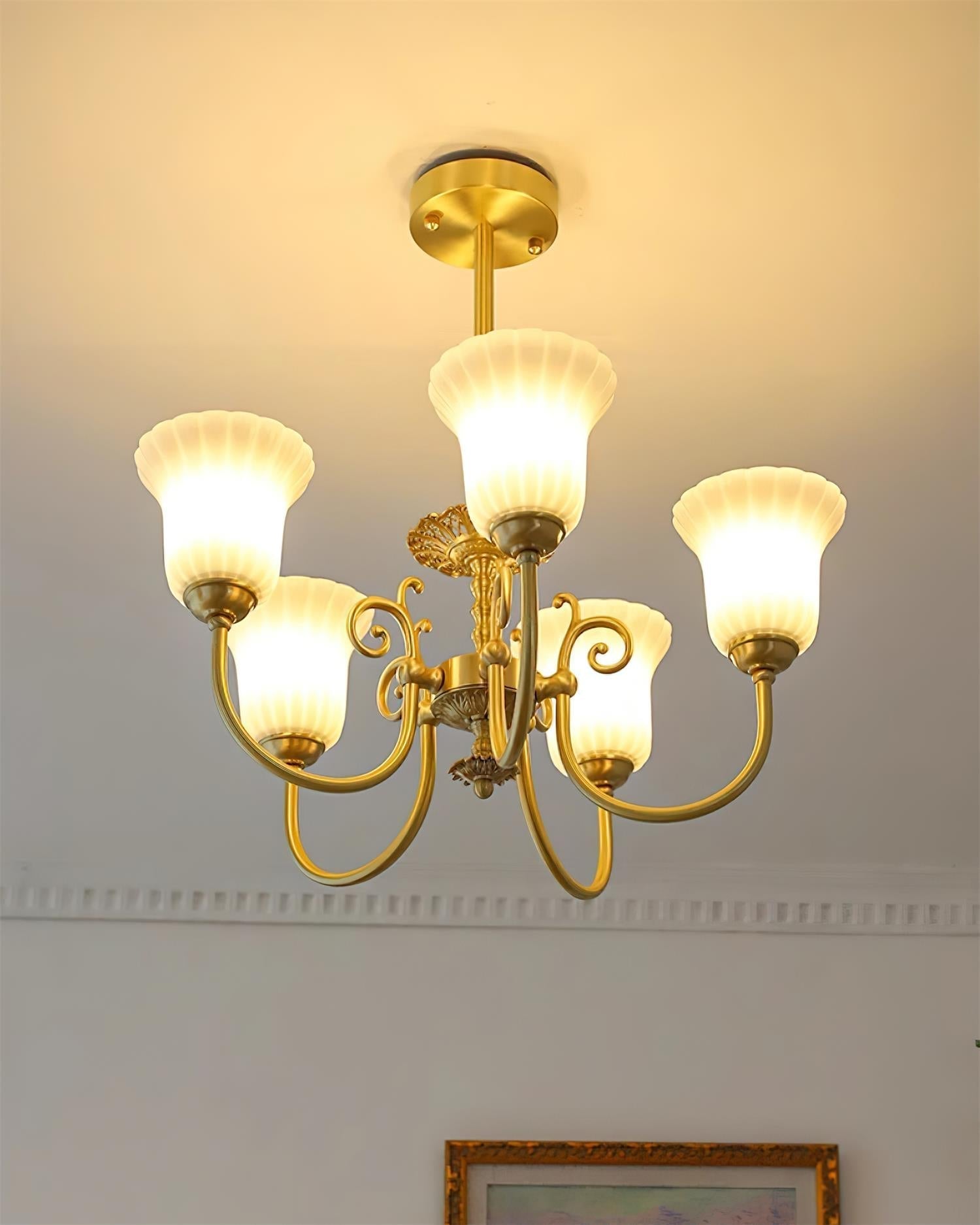 Lustre Avec Bras en Laiton et Abat-jour en Verre Blanc Opulent Luxe - Neutralighting