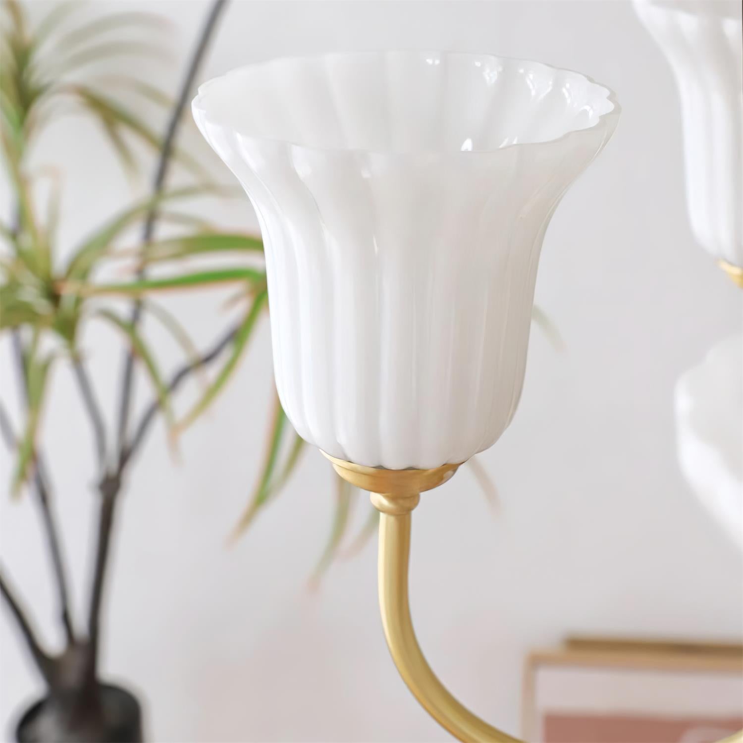 Lustre Avec Bras en Laiton et Abat-jour en Verre Blanc Opulent Luxe - Neutralighting