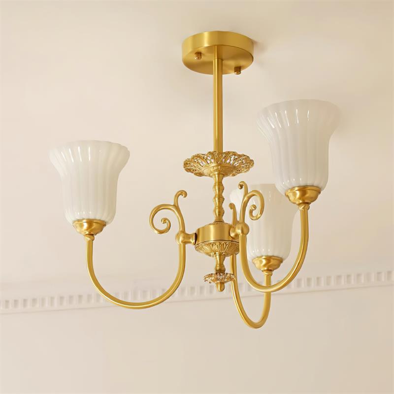 Lustre Avec Bras en Laiton et Abat-jour en Verre Blanc Opulent Luxe - Neutralighting