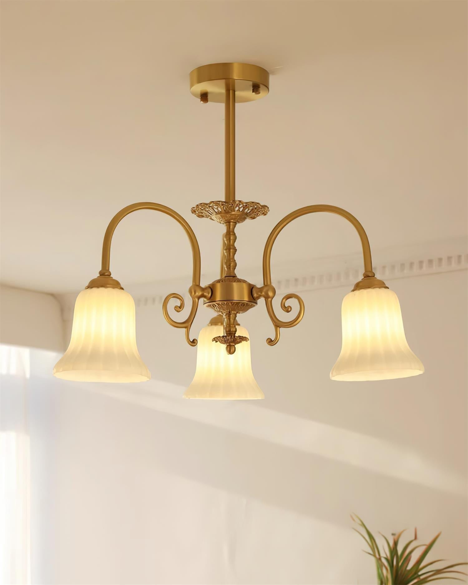 Lustre Avec Bras en Laiton et Abat-jour en Verre Blanc Opulent Luxe - Neutralighting