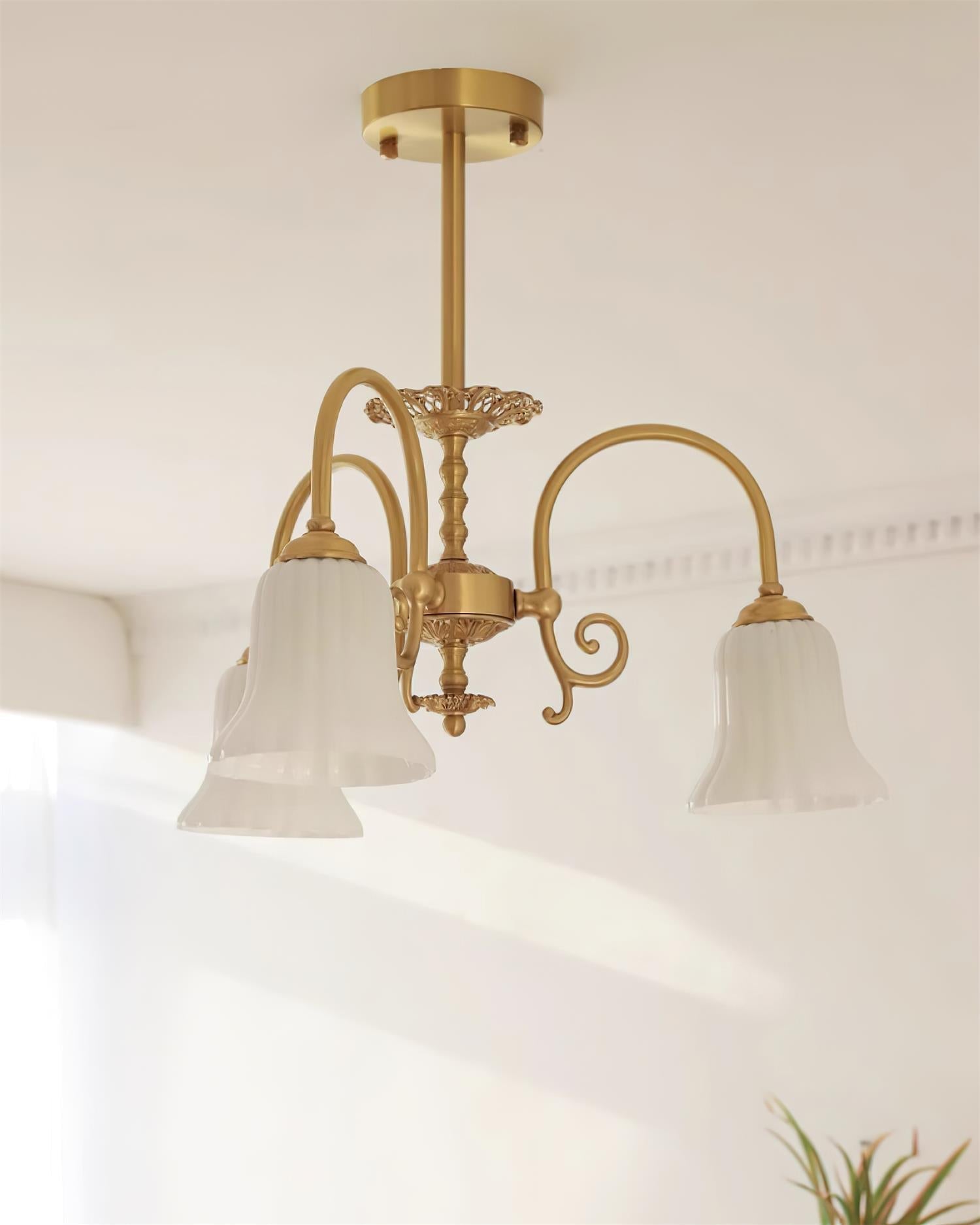 Lustre Avec Bras en Laiton et Abat-jour en Verre Blanc Opulent Luxe - Neutralighting