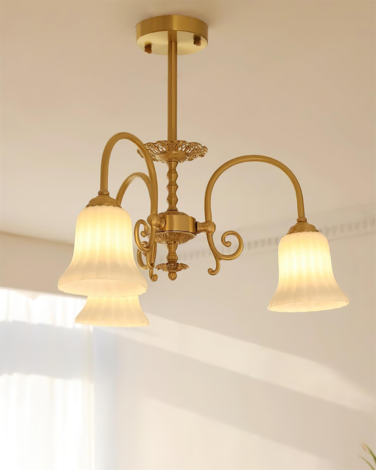 Lustre Avec Bras en Laiton et Abat-jour en Verre Blanc Opulent Luxe - Neutralighting