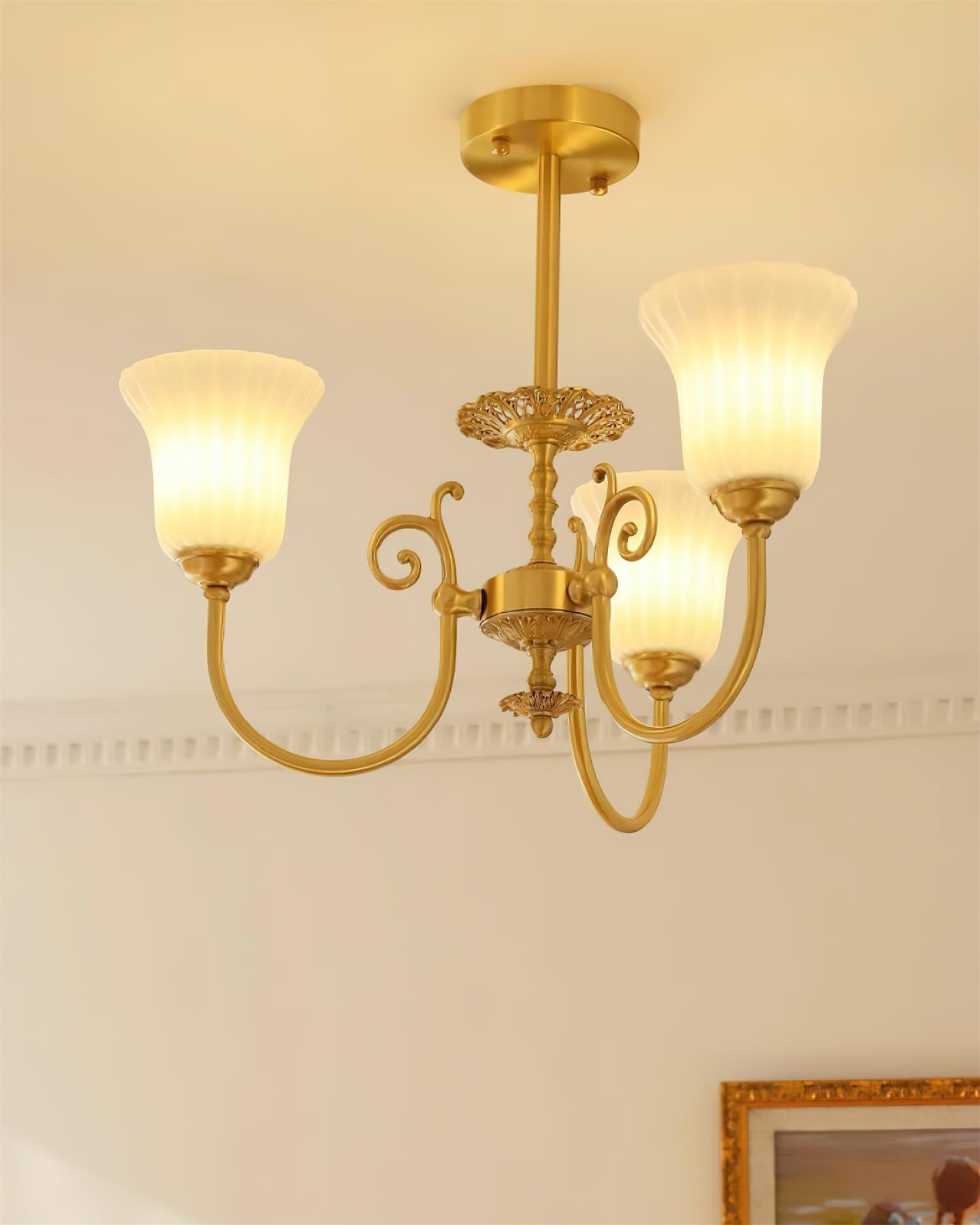 Lustre Avec Bras en Laiton et Abat-jour en Verre Blanc Opulent Luxe - Neutralighting