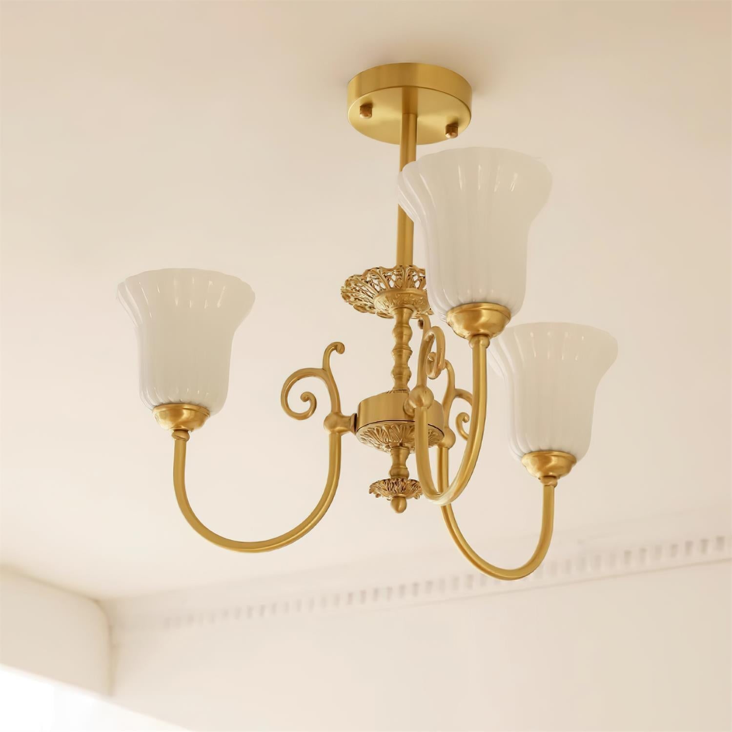 Lustre Avec Bras en Laiton et Abat-jour en Verre Blanc Opulent Luxe - Neutralighting