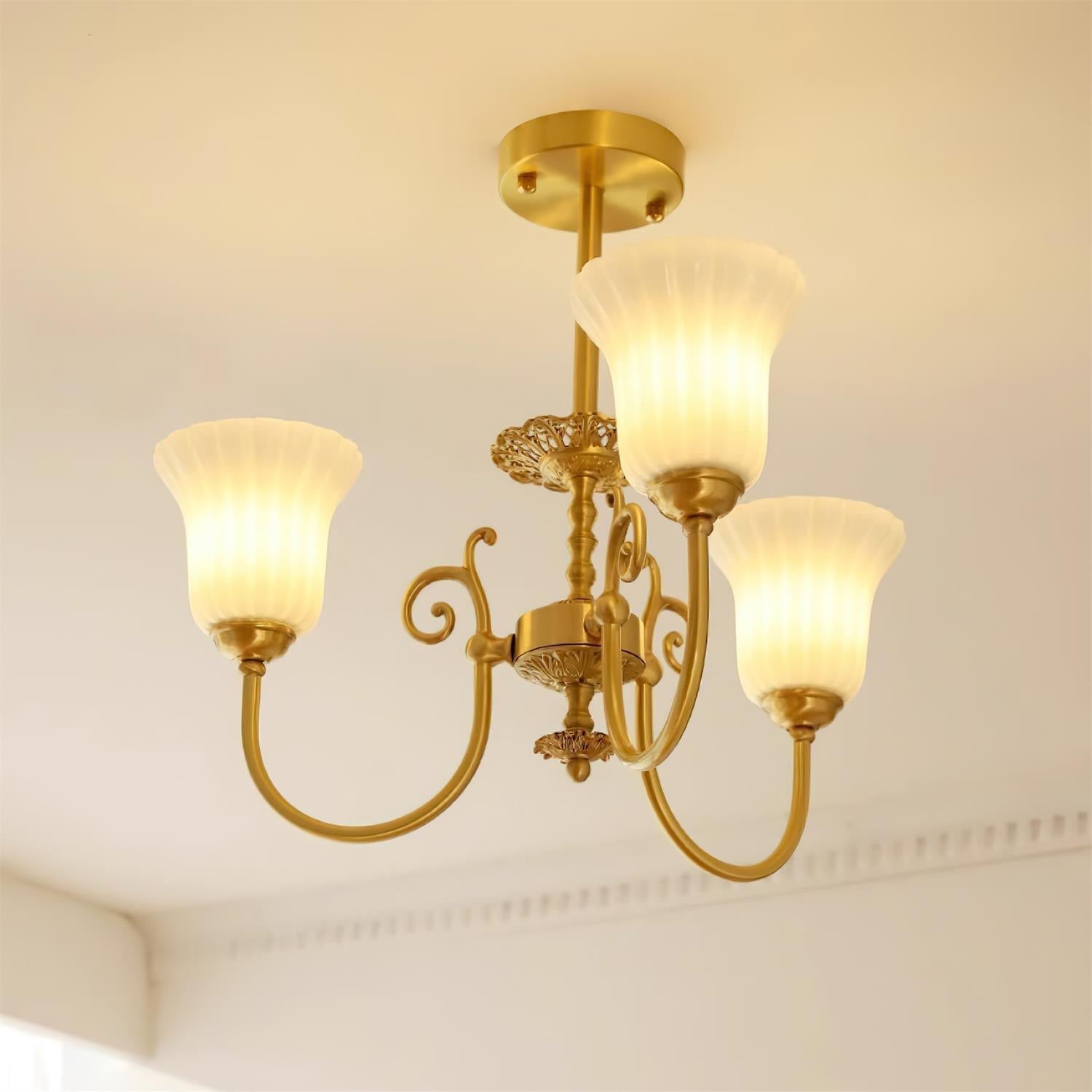Lustre Avec Bras en Laiton et Abat-jour en Verre Blanc Opulent Luxe - Neutralighting