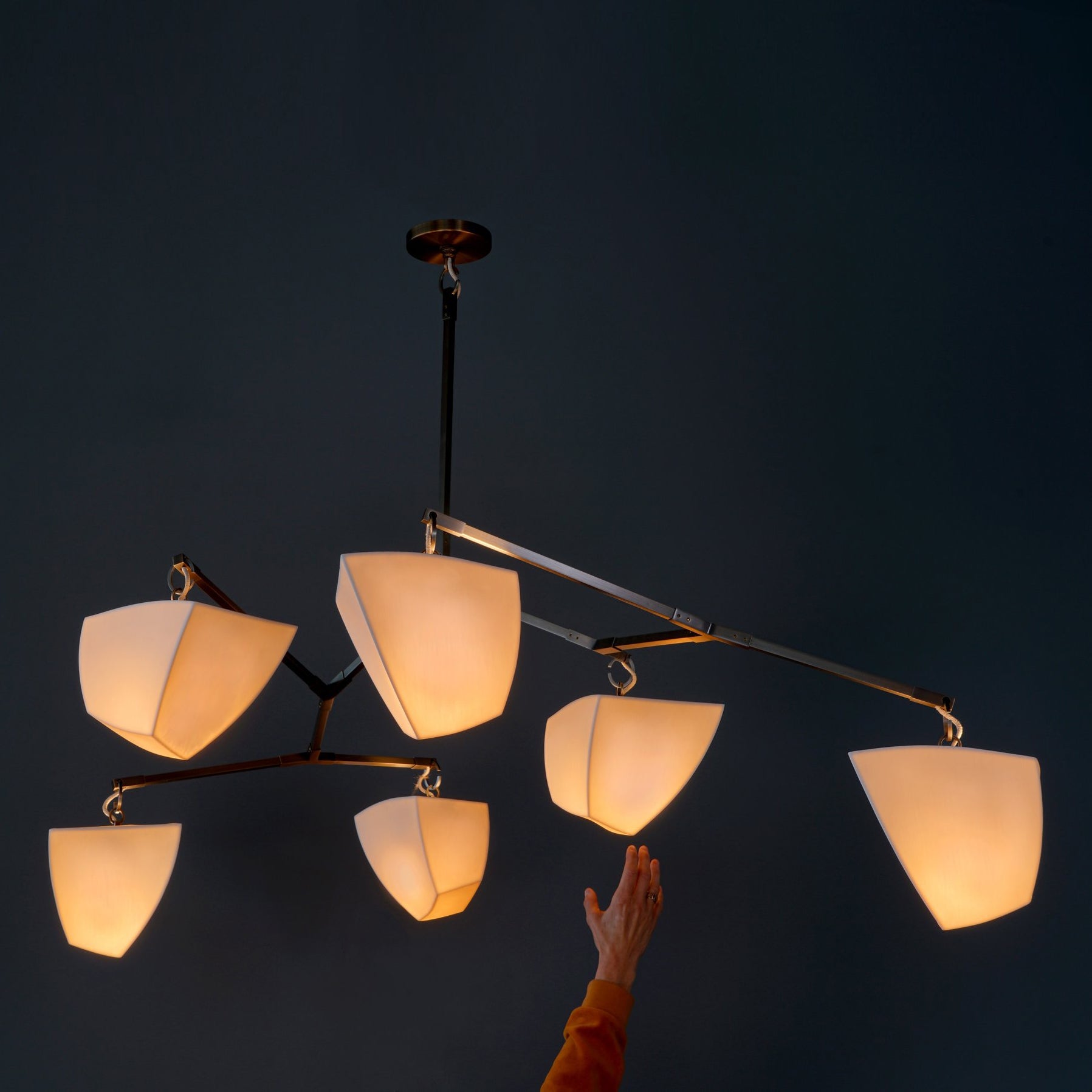 Iris Lustre en Laiton et Céramique à Créativité Individuelle Mobile - Neutralighting