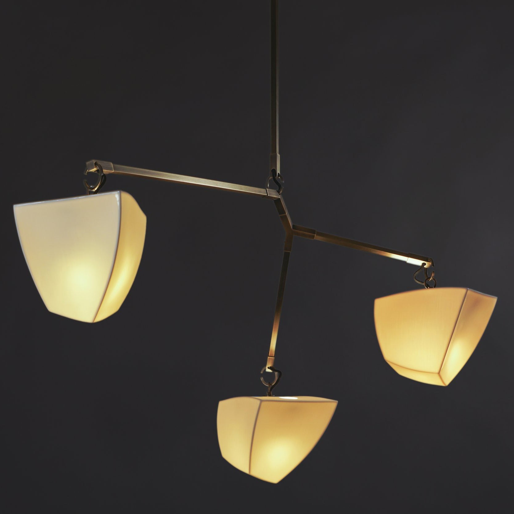 Iris Lustre en Laiton et Céramique à Créativité Individuelle Mobile - Neutralighting