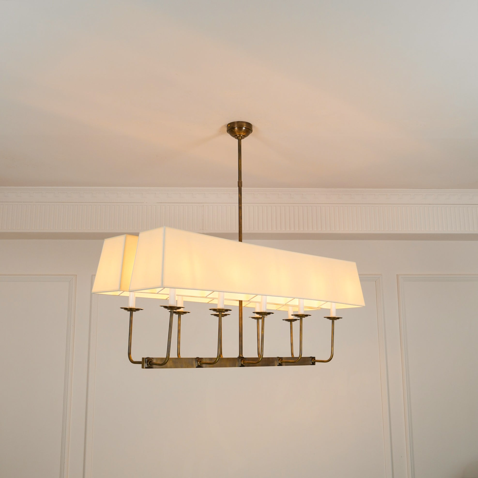 Beacon Chandelier Linéaire Moderne Minimaliste en Laiton, Métal et Tissu - Neutralighting