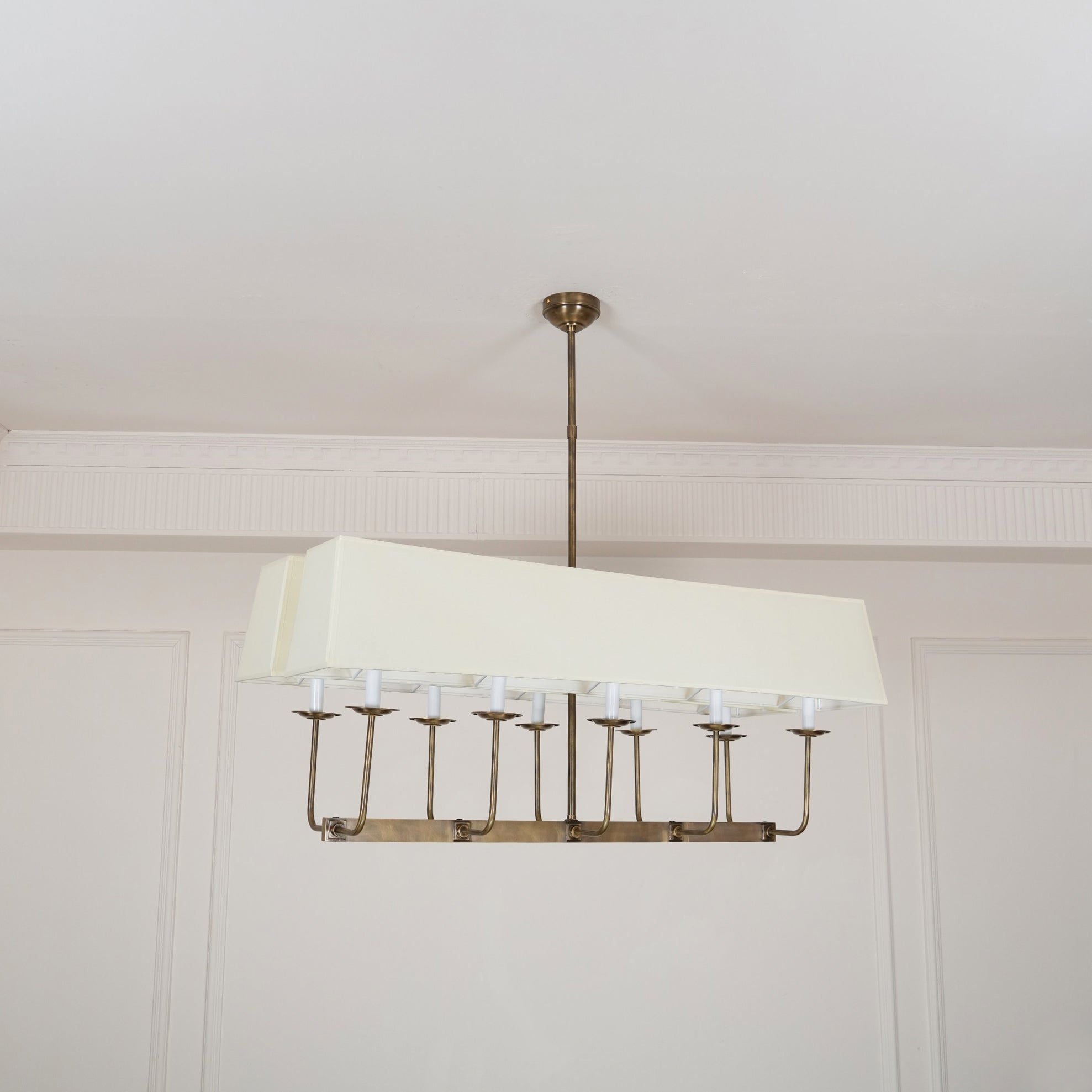 Beacon Chandelier Linéaire Moderne Minimaliste en Laiton, Métal et Tissu - Neutralighting