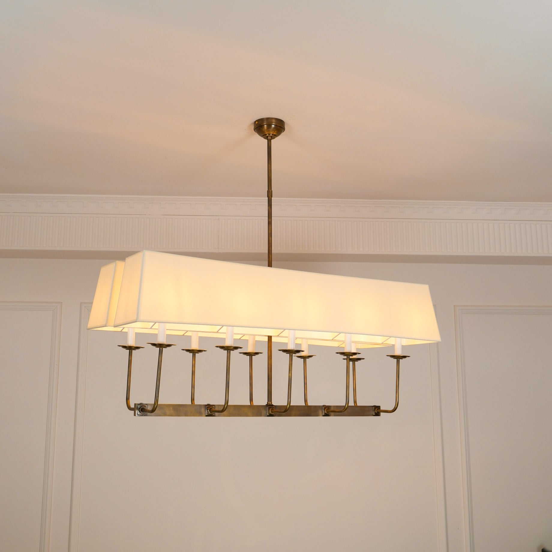 Beacon Chandelier Linéaire Moderne Minimaliste en Laiton, Métal et Tissu - Neutralighting