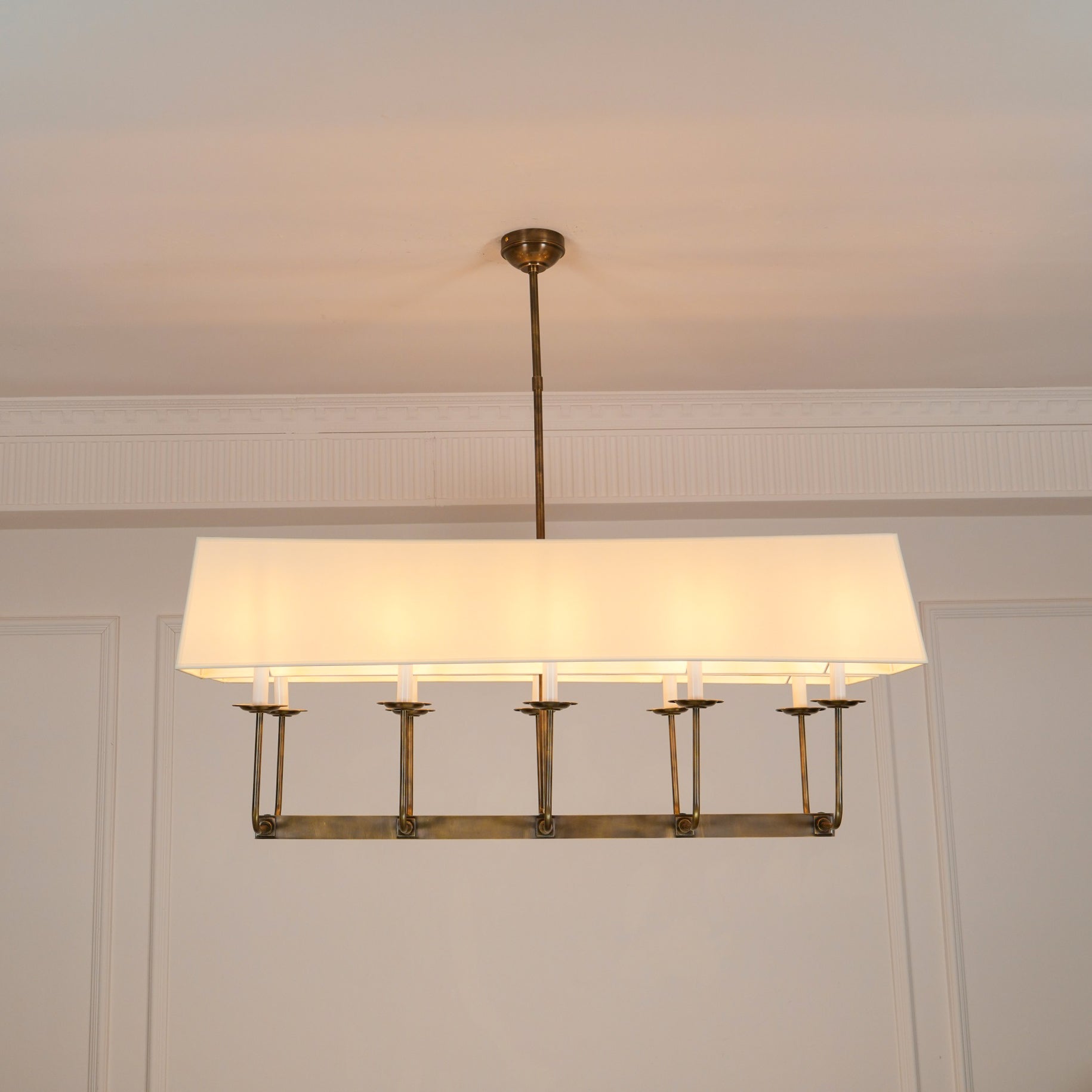 Beacon Chandelier Linéaire Moderne Minimaliste en Laiton, Métal et Tissu - Neutralighting
