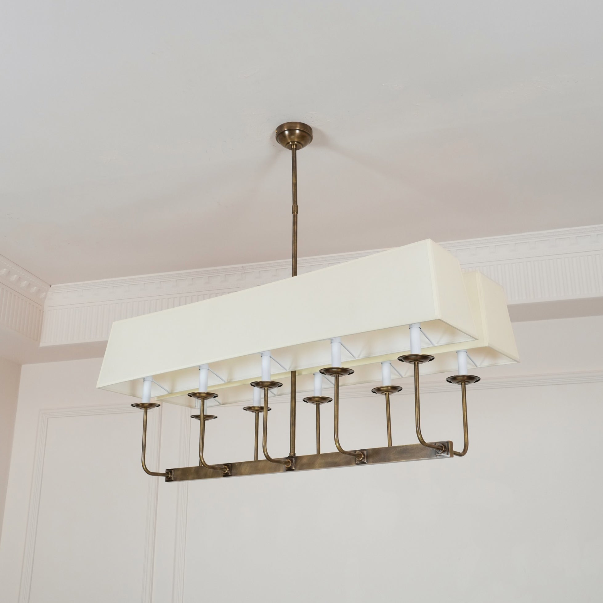 Beacon Chandelier Linéaire Moderne Minimaliste en Laiton, Métal et Tissu - Neutralighting