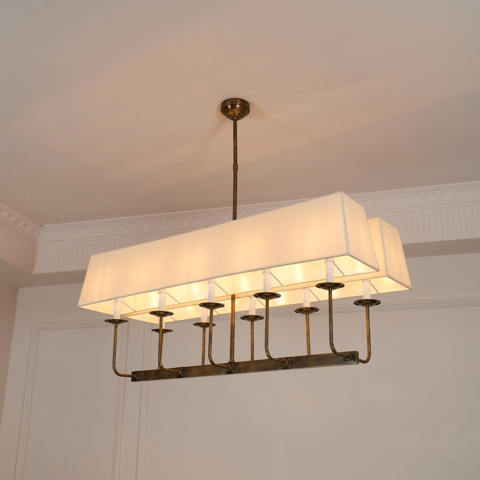 Beacon Chandelier Linéaire Moderne Minimaliste en Laiton, Métal et Tissu - Neutralighting