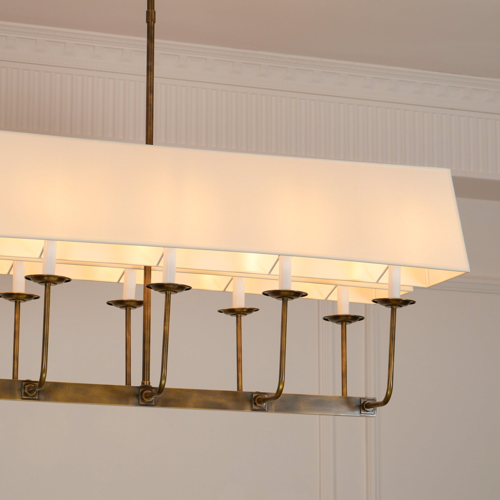 Beacon Chandelier Linéaire Moderne Minimaliste en Laiton, Métal et Tissu - Neutralighting