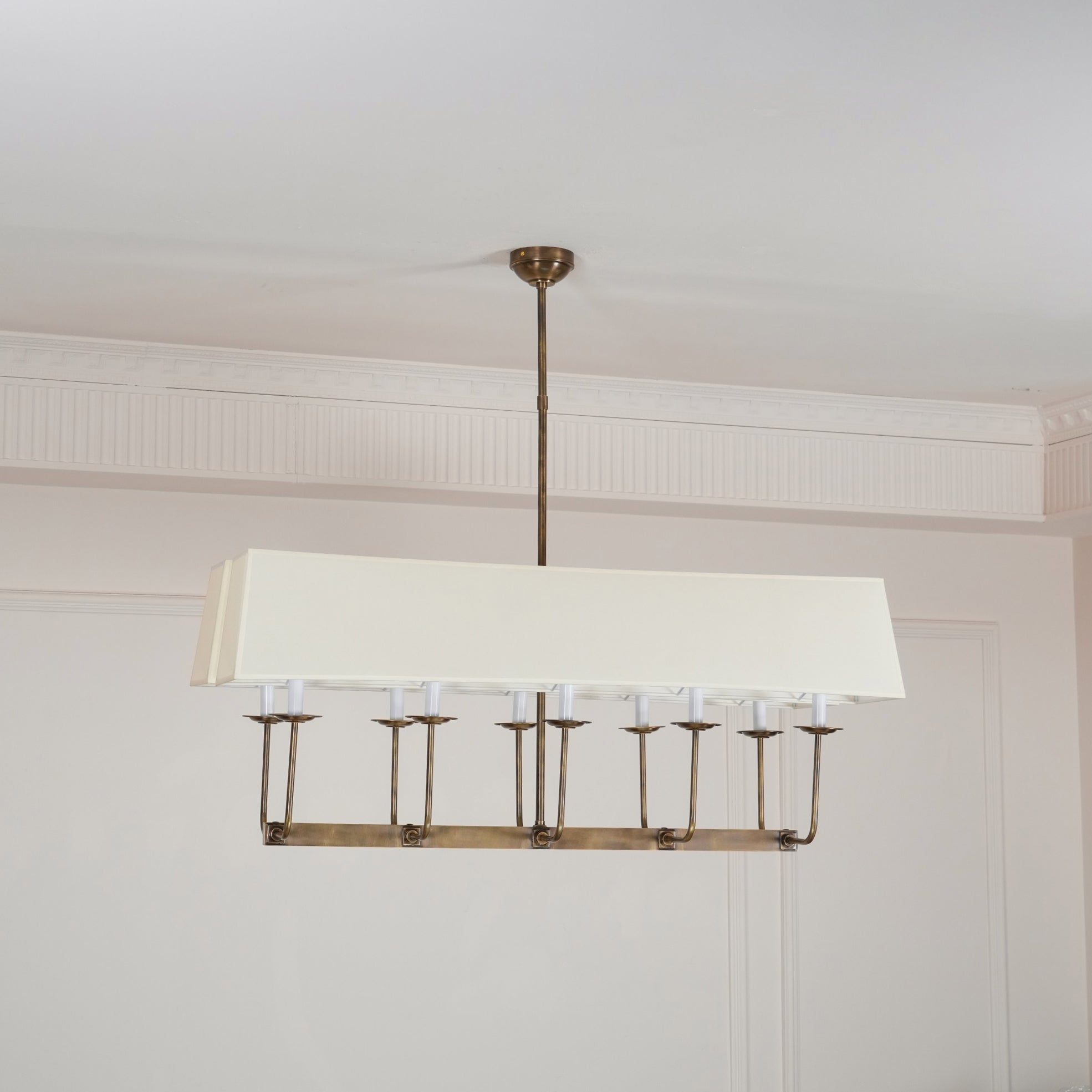 Beacon Chandelier Linéaire Moderne Minimaliste en Laiton, Métal et Tissu - Neutralighting