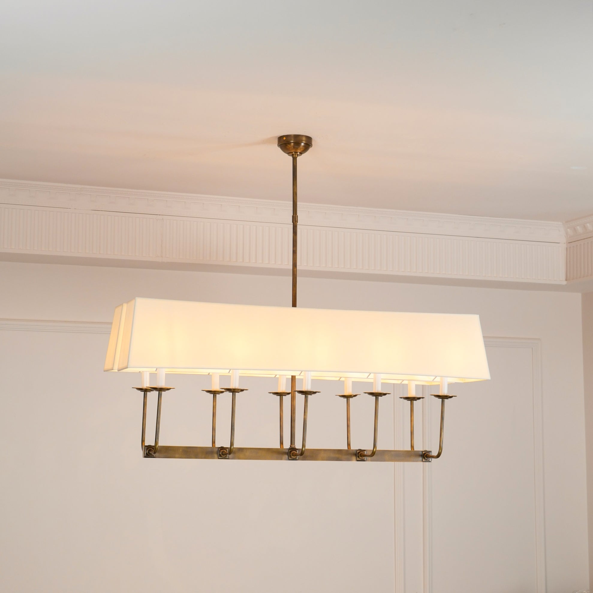 Beacon Chandelier Linéaire Moderne Minimaliste en Laiton, Métal et Tissu - Neutralighting