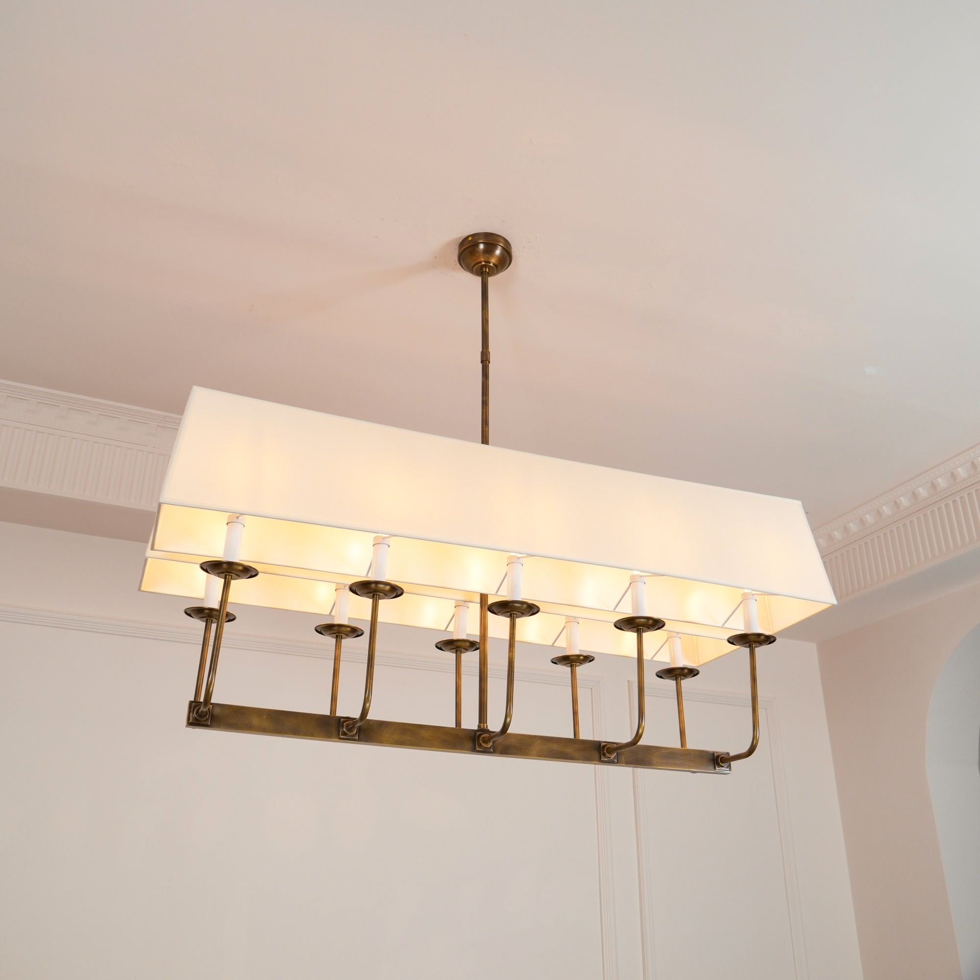 Beacon Chandelier Linéaire Moderne Minimaliste en Laiton, Métal et Tissu - Neutralighting