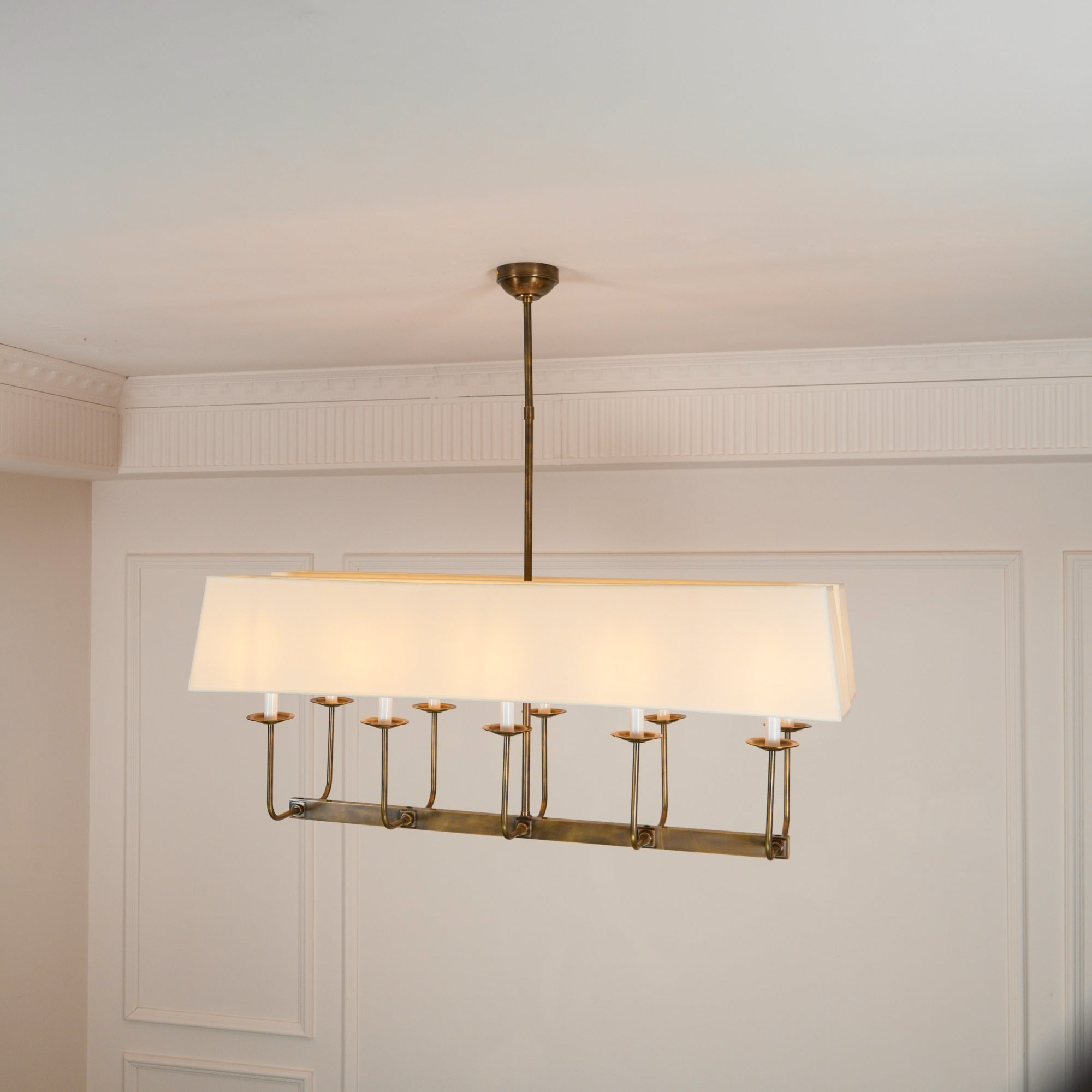 Beacon Chandelier Linéaire Moderne Minimaliste en Laiton, Métal et Tissu - Neutralighting