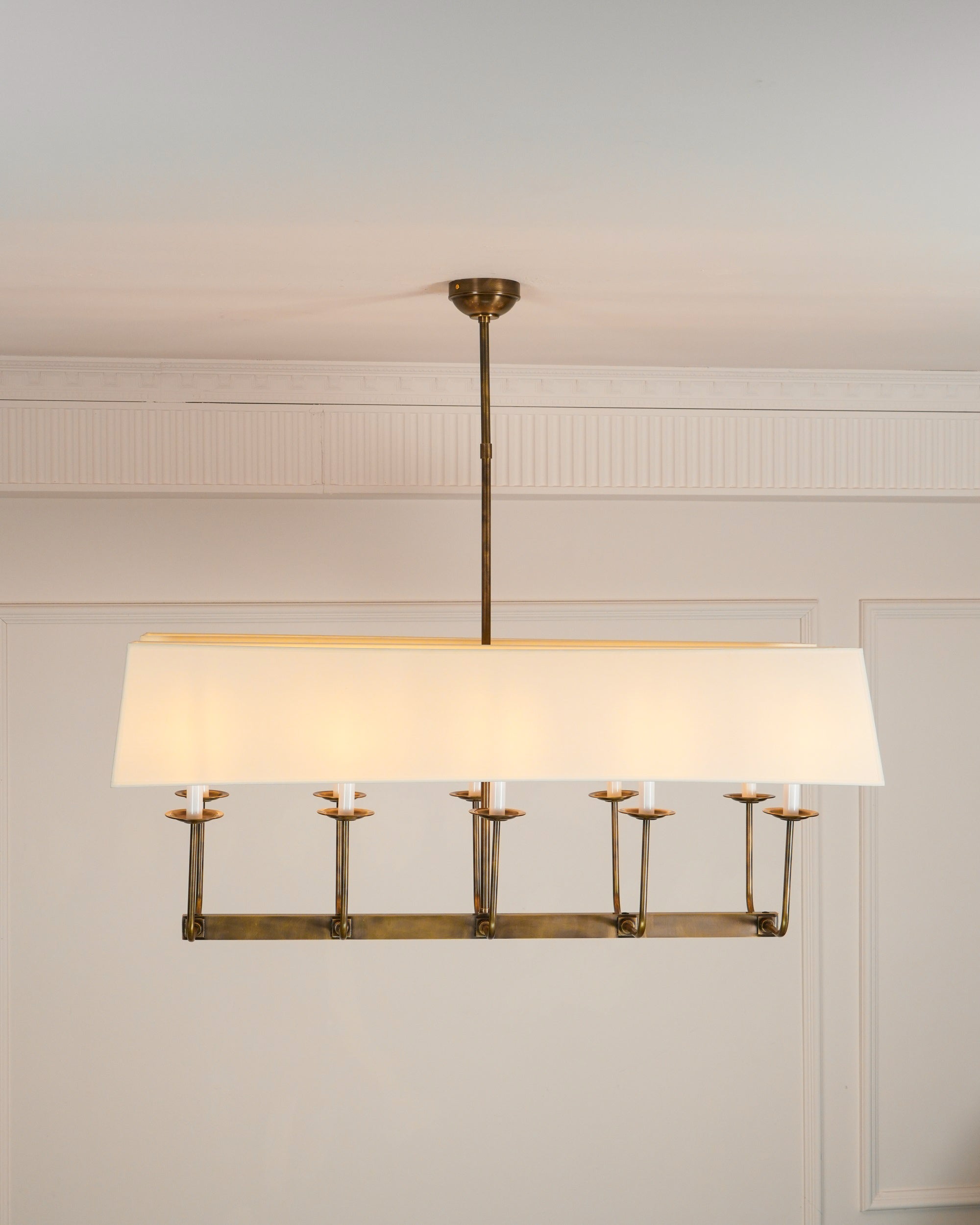 Beacon Chandelier Linéaire Moderne Minimaliste en Laiton, Métal et Tissu - Neutralighting