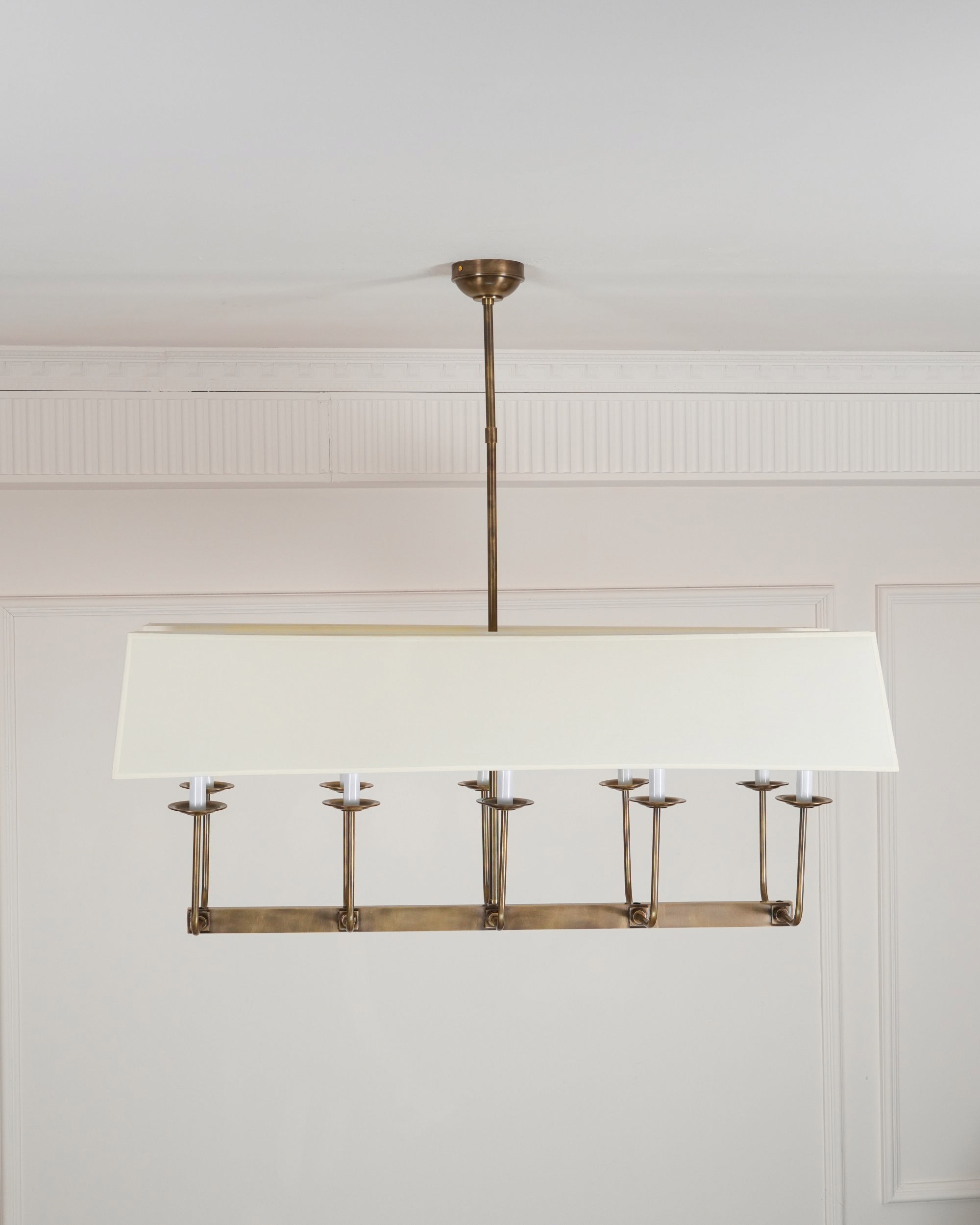 Beacon Chandelier Linéaire Moderne Minimaliste en Laiton, Métal et Tissu - Neutralighting