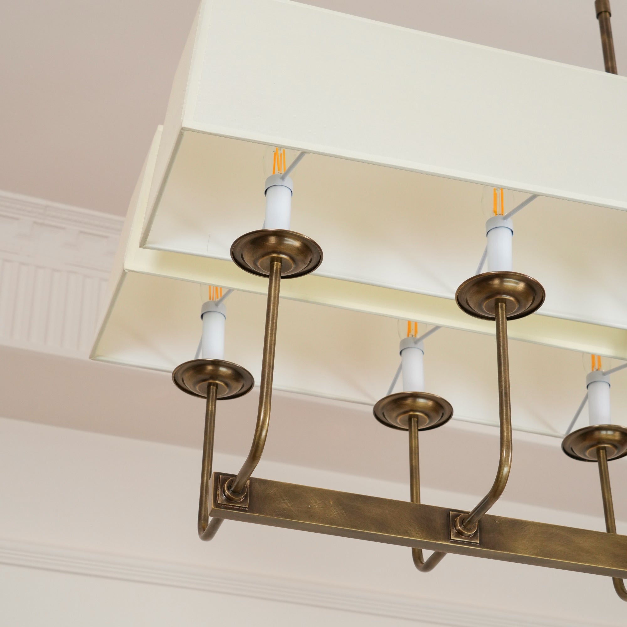 Beacon Chandelier Linéaire Moderne Minimaliste en Laiton, Métal et Tissu - Neutralighting