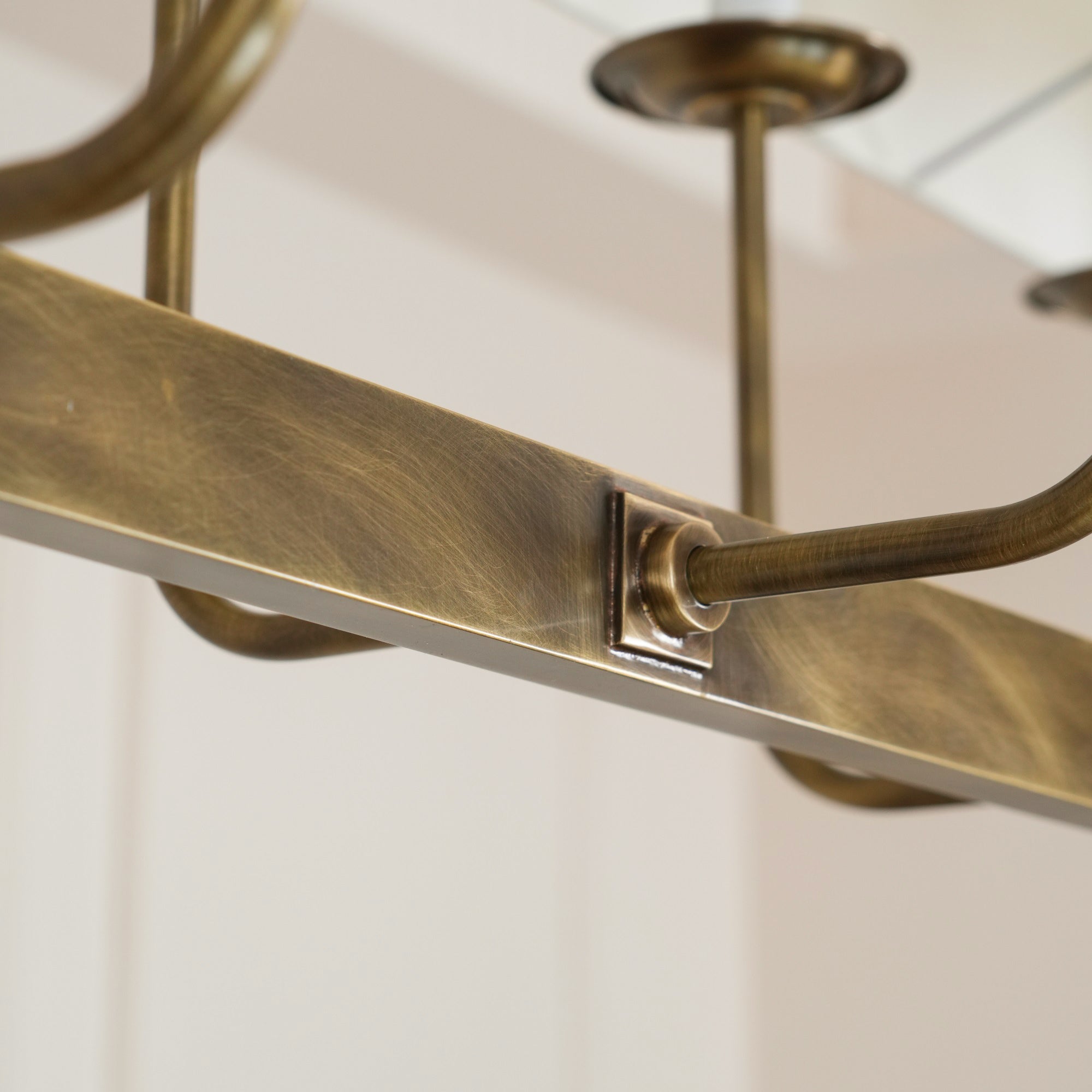 Beacon Chandelier Linéaire Moderne Minimaliste en Laiton, Métal et Tissu - Neutralighting