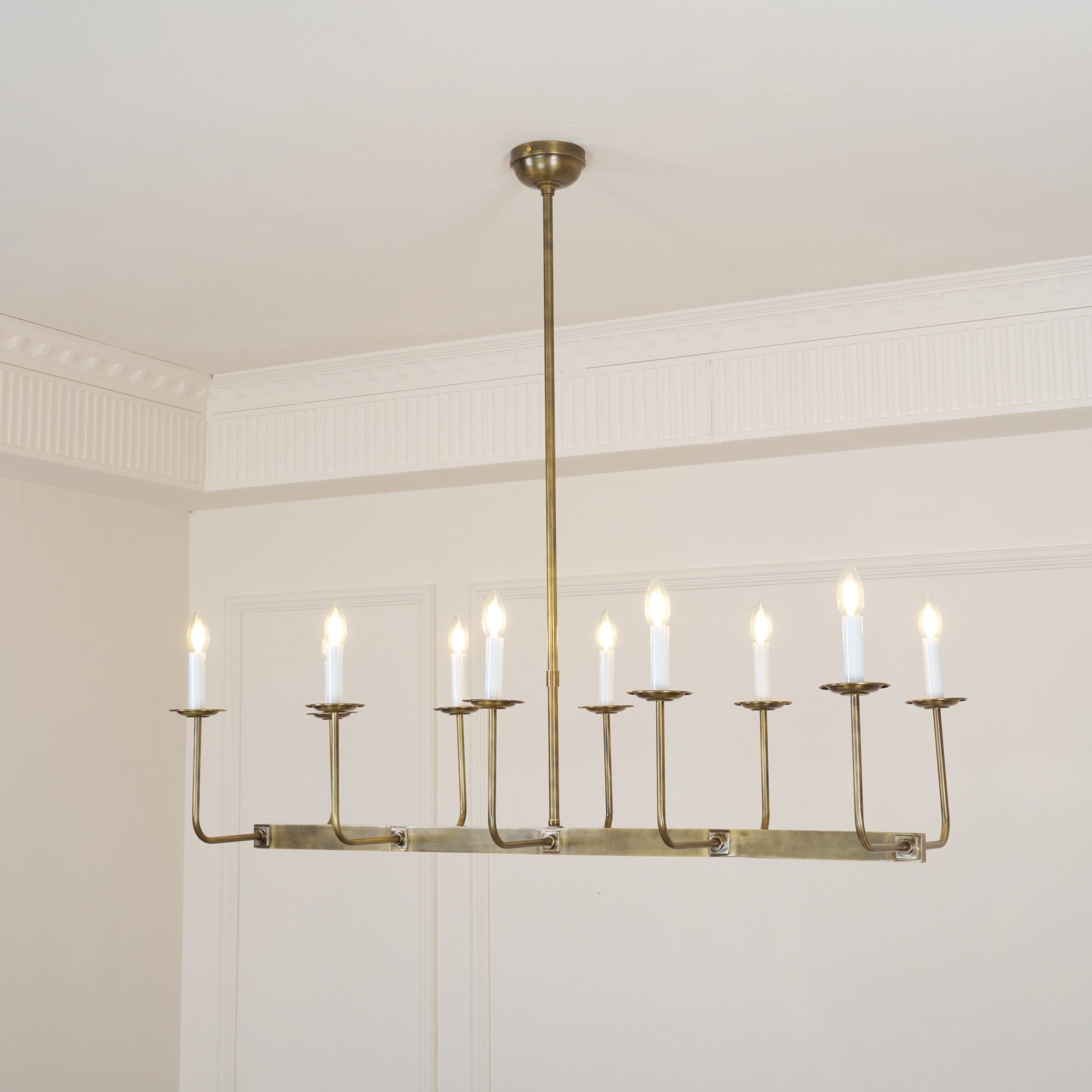 Beacon Chandelier Linéaire Moderne Minimaliste en Laiton, Métal et Tissu - Neutralighting