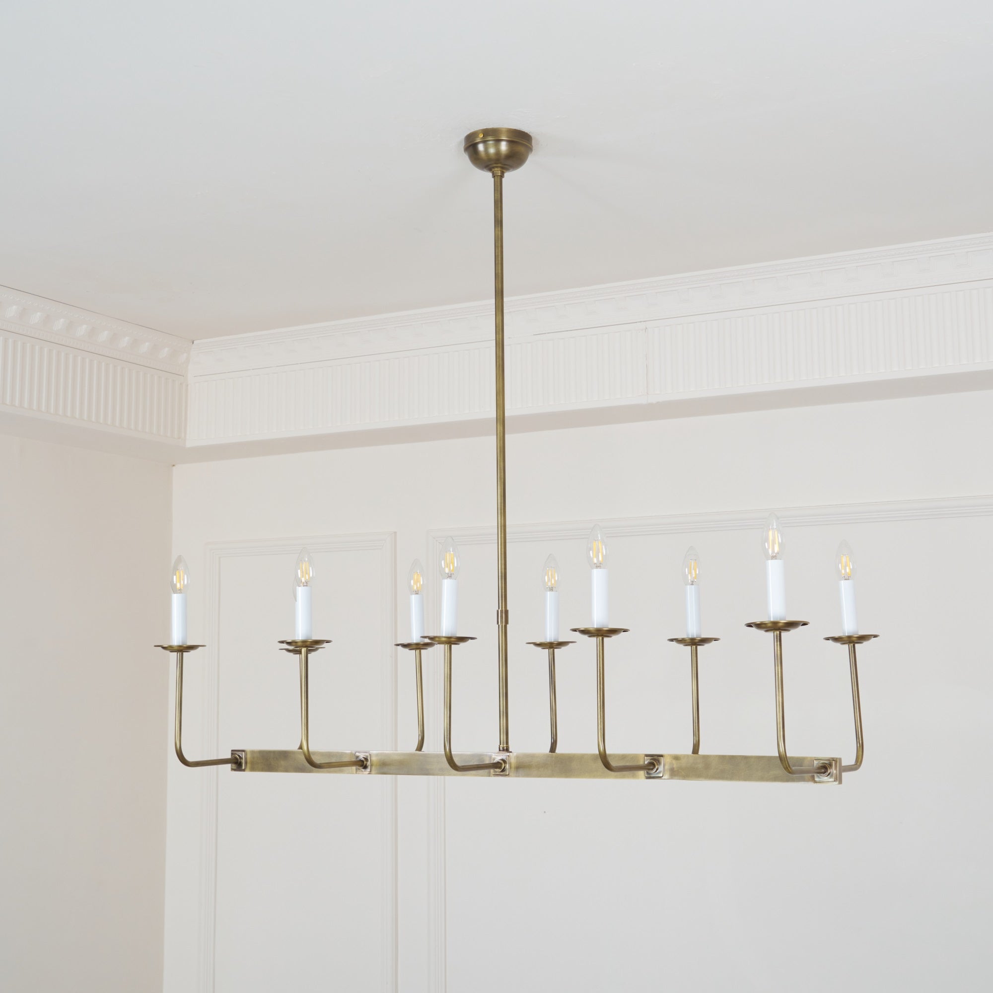 Beacon Chandelier Linéaire Moderne Minimaliste en Laiton, Métal et Tissu - Neutralighting