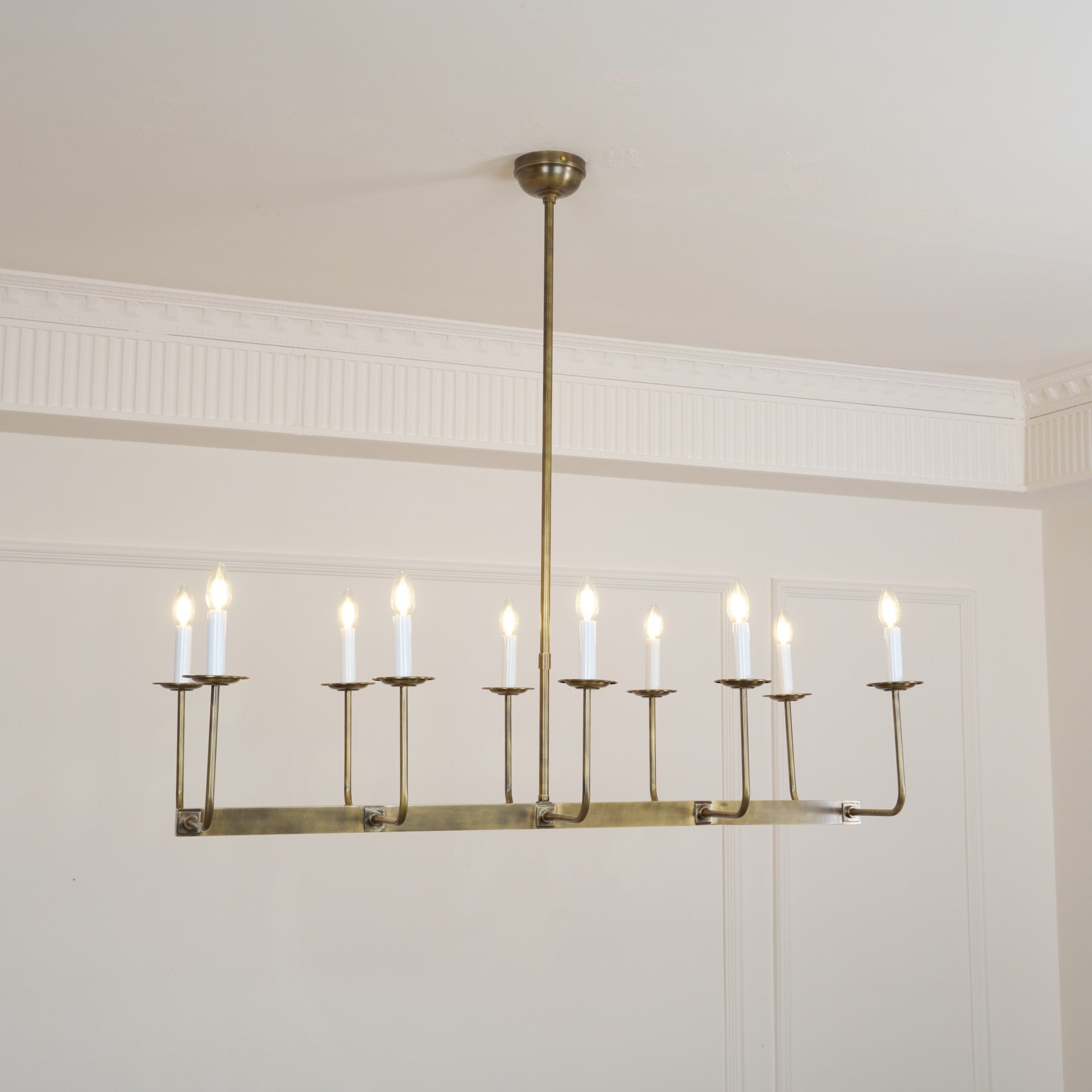 Beacon Chandelier Linéaire Moderne Minimaliste en Laiton, Métal et Tissu - Neutralighting