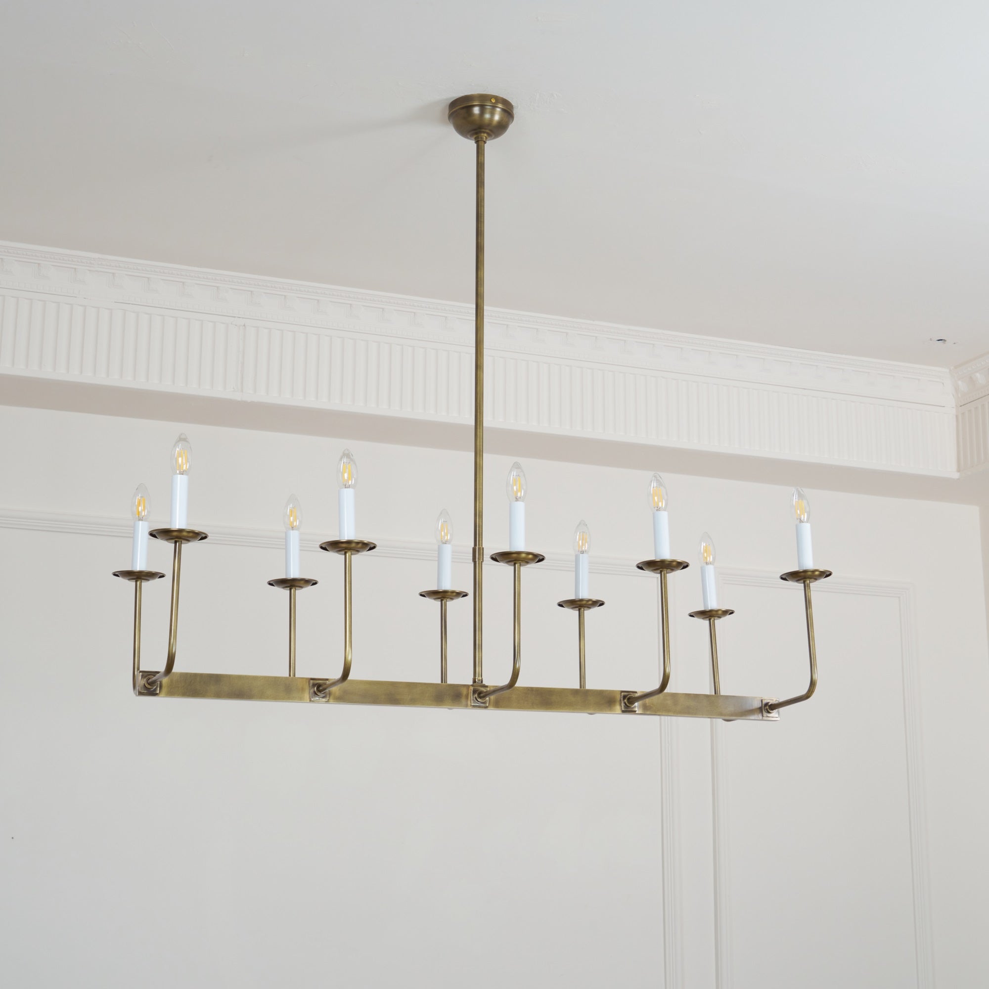 Beacon Chandelier Linéaire Moderne Minimaliste en Laiton, Métal et Tissu - Neutralighting