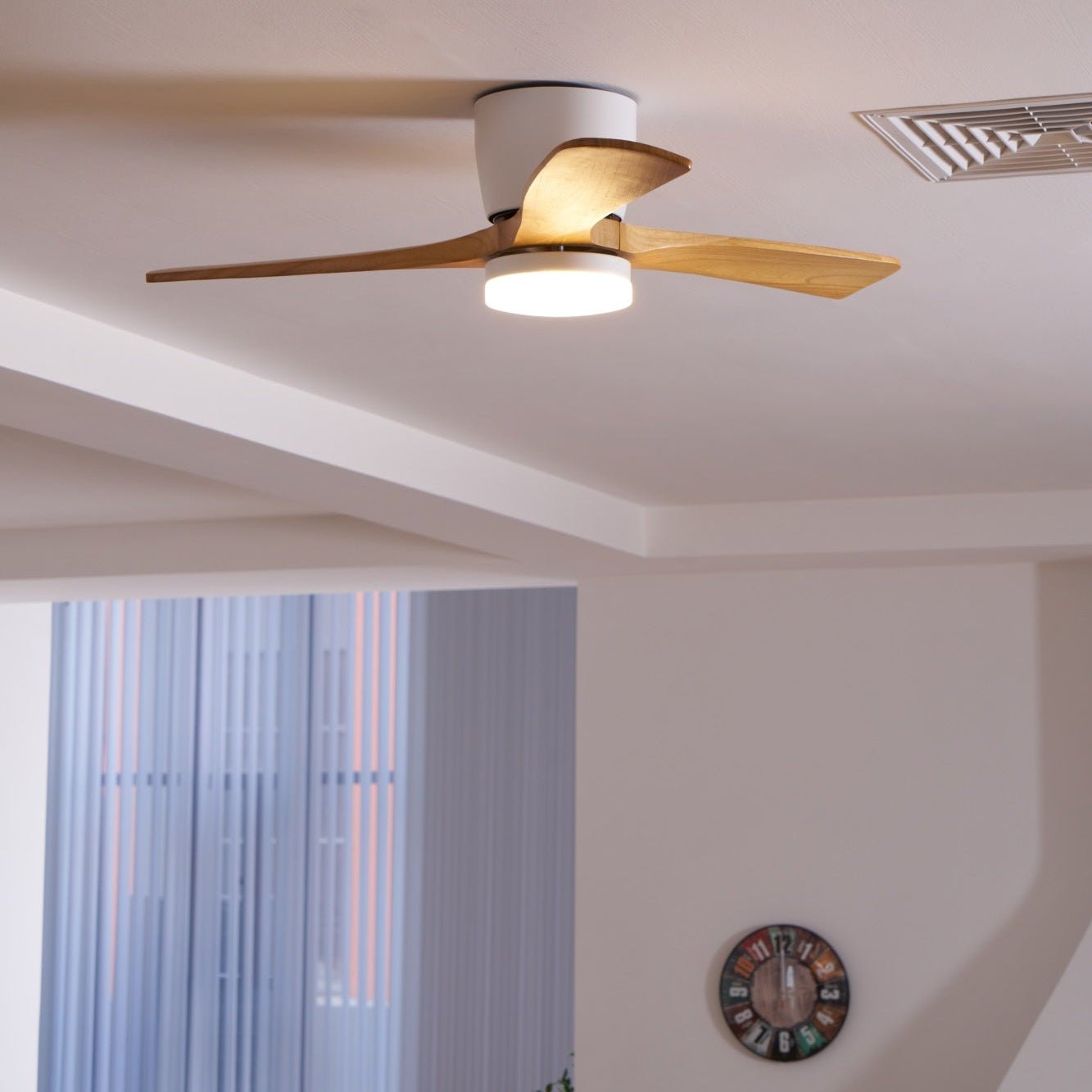 Plafonnier ventilateur Elena, démontrant sa large compatibilité de tension (CA 110-240V).