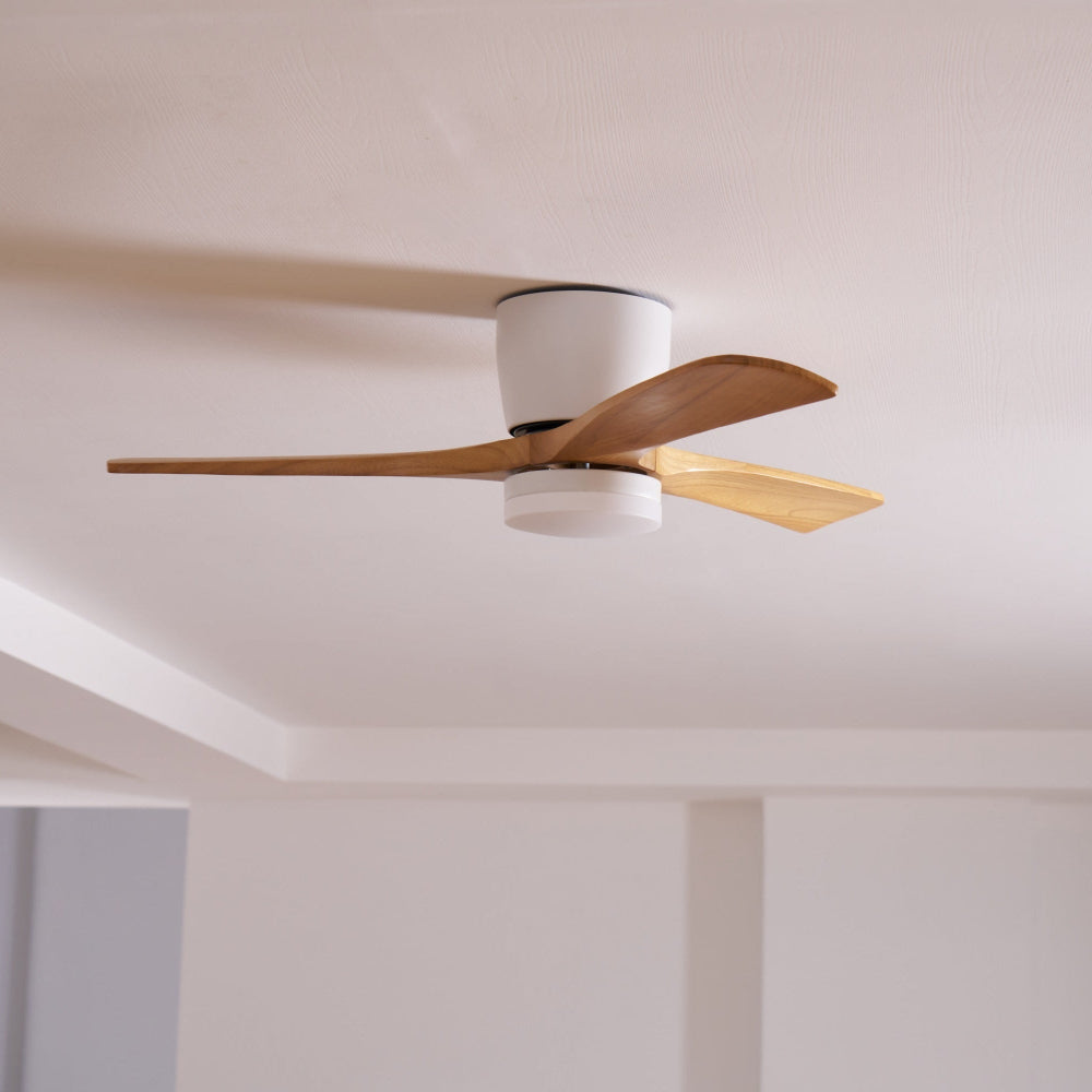 Vue détaillée du moteur en cuivre pur et du cadre métallique du plafonnier ventilateur Elena.