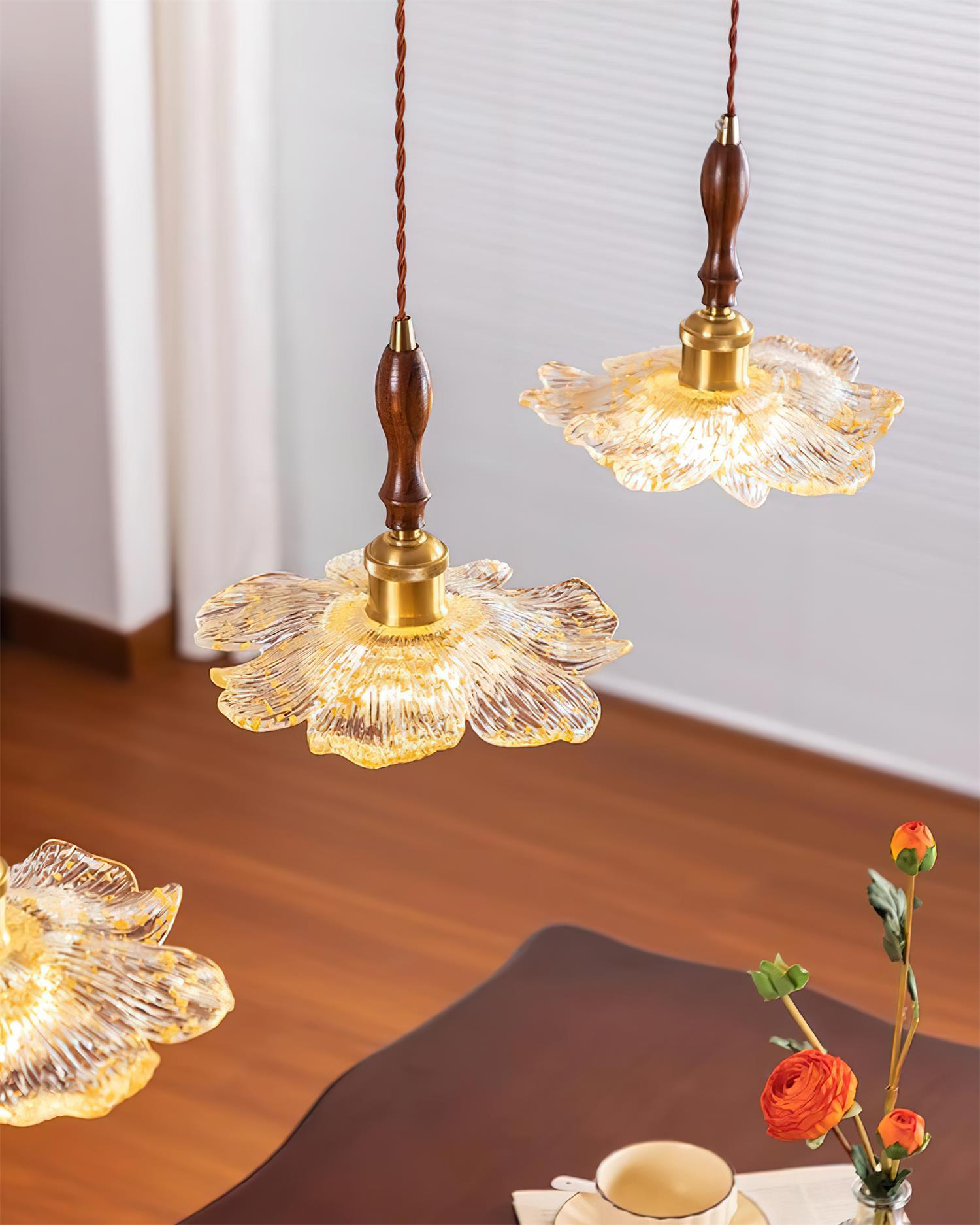 Dalie Suspension Lampe Lotus Pétales de Lotus en Résine Accents Dorés - Neutralighting