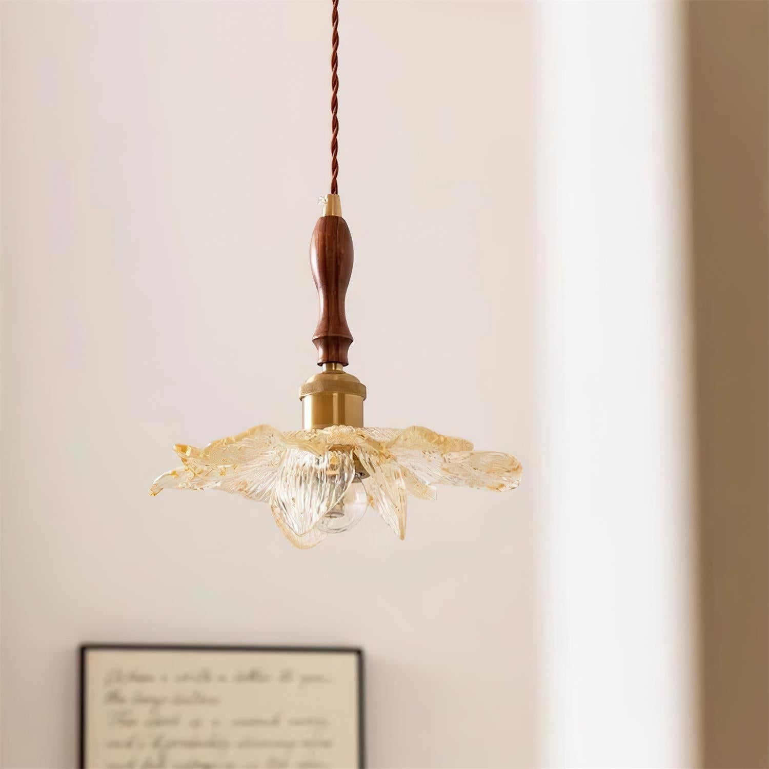 Dalie Suspension Lampe Lotus Pétales de Lotus en Résine Accents Dorés - Neutralighting