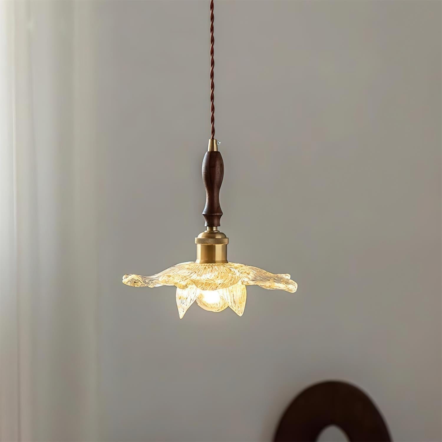 Dalie Suspension Lampe Lotus Pétales de Lotus en Résine Accents Dorés - Neutralighting
