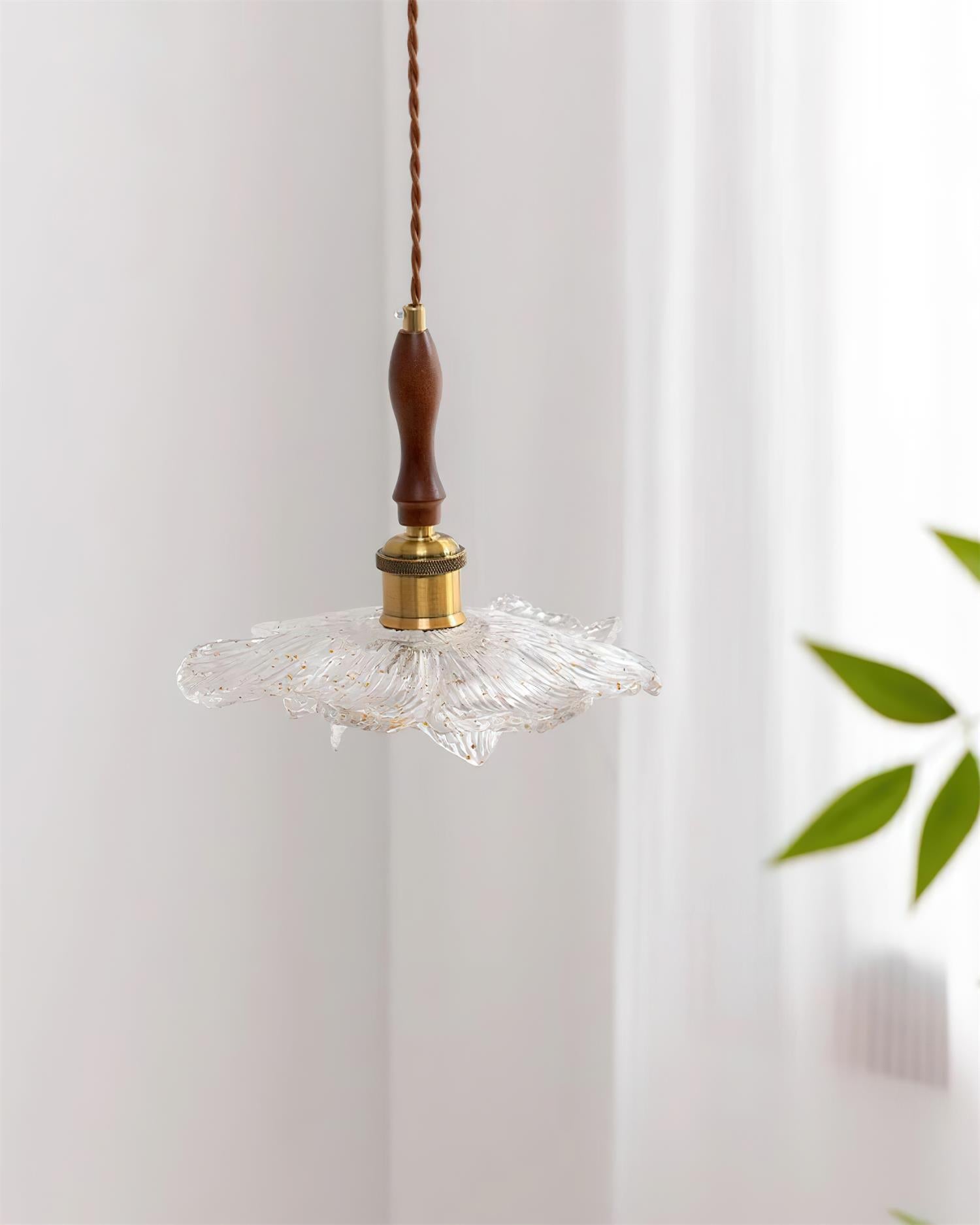 Dalie Suspension Lampe Lotus Pétales de Lotus en Résine Accents Dorés - Neutralighting