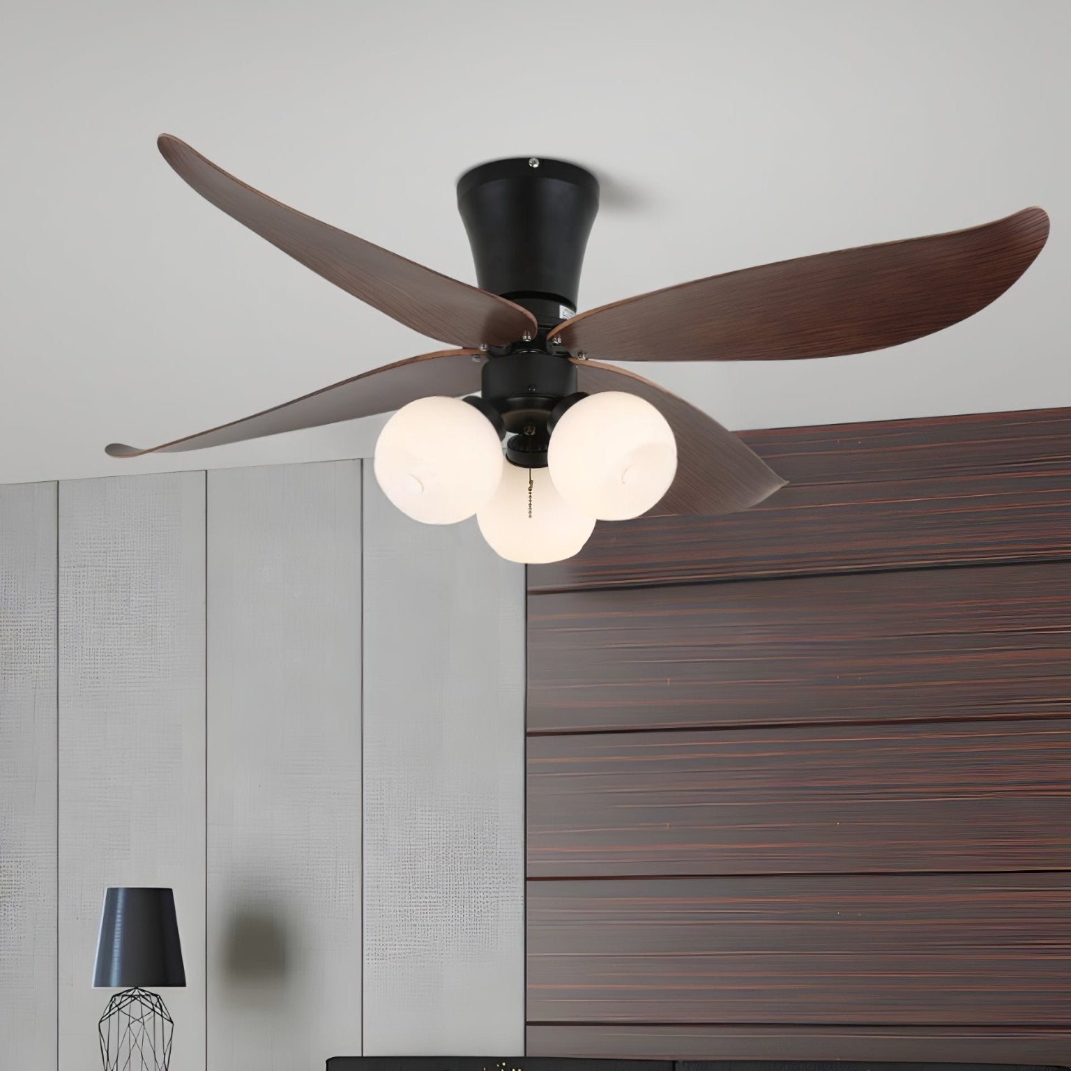 Détail des pales en bois de noyer du ventilateur Lunair