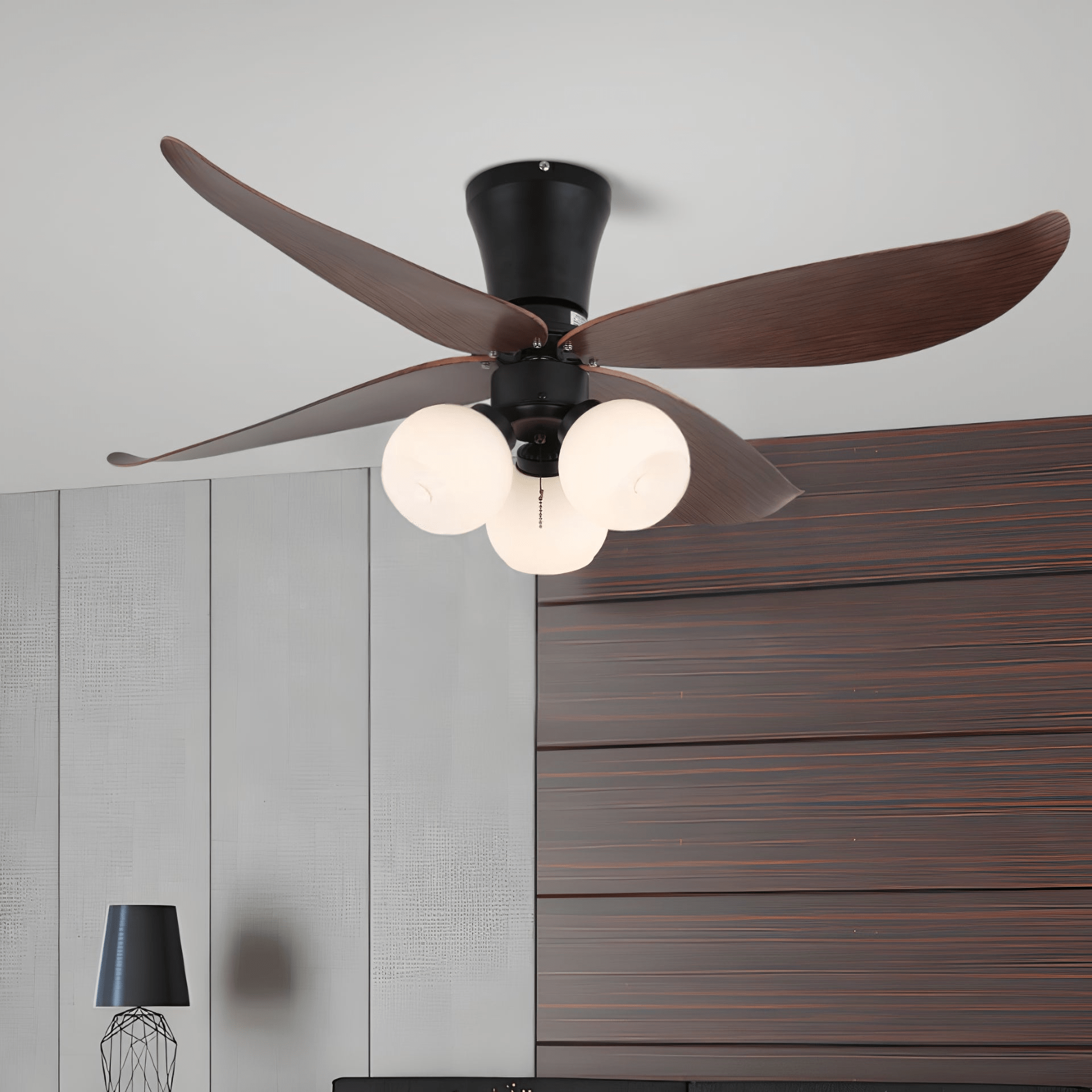 Plafonnier ventilateur Lunair avec pales en bois et abat-jour en verre