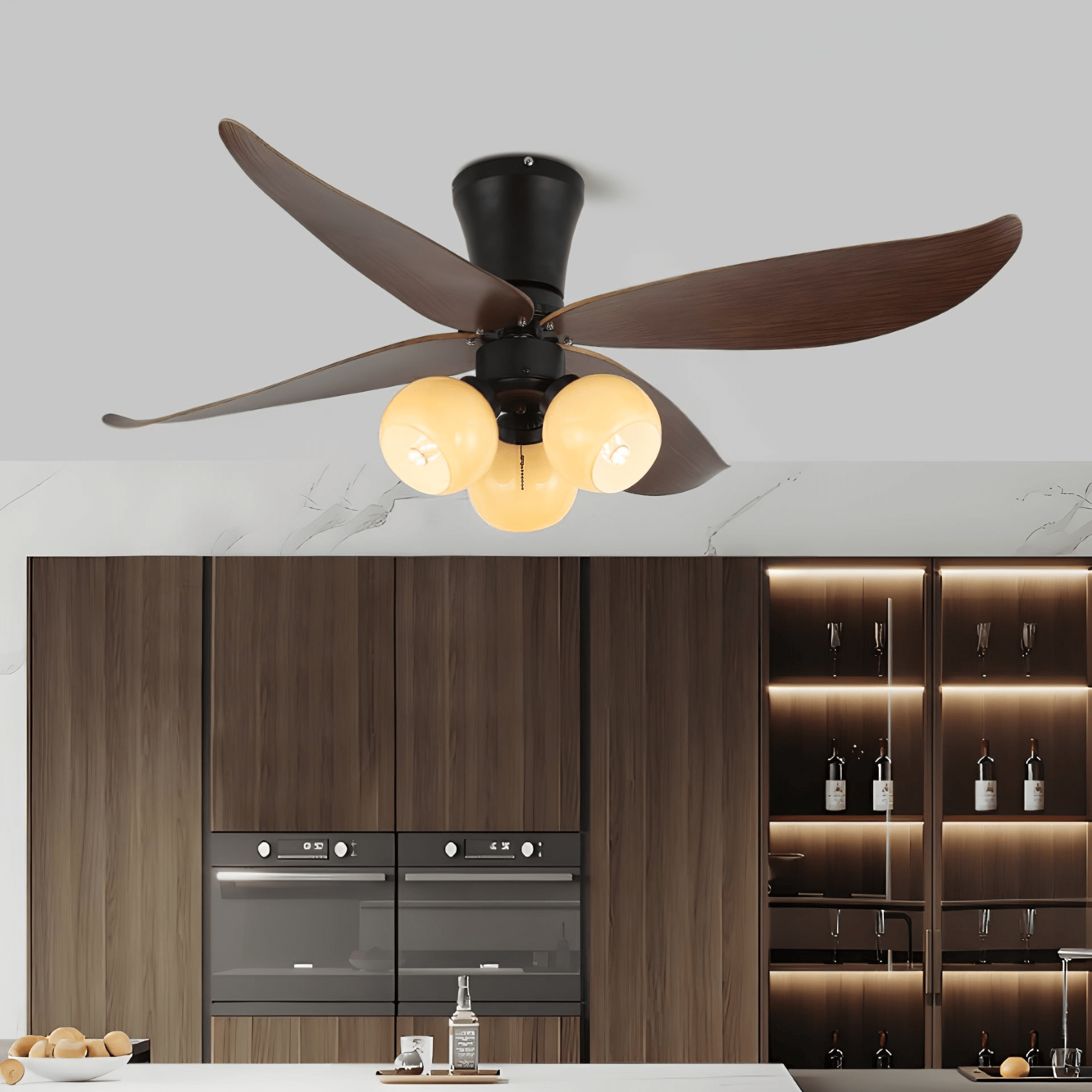 Gros plan de l'abat-jour en verre du plafonnier ventilateur vintage Lunair