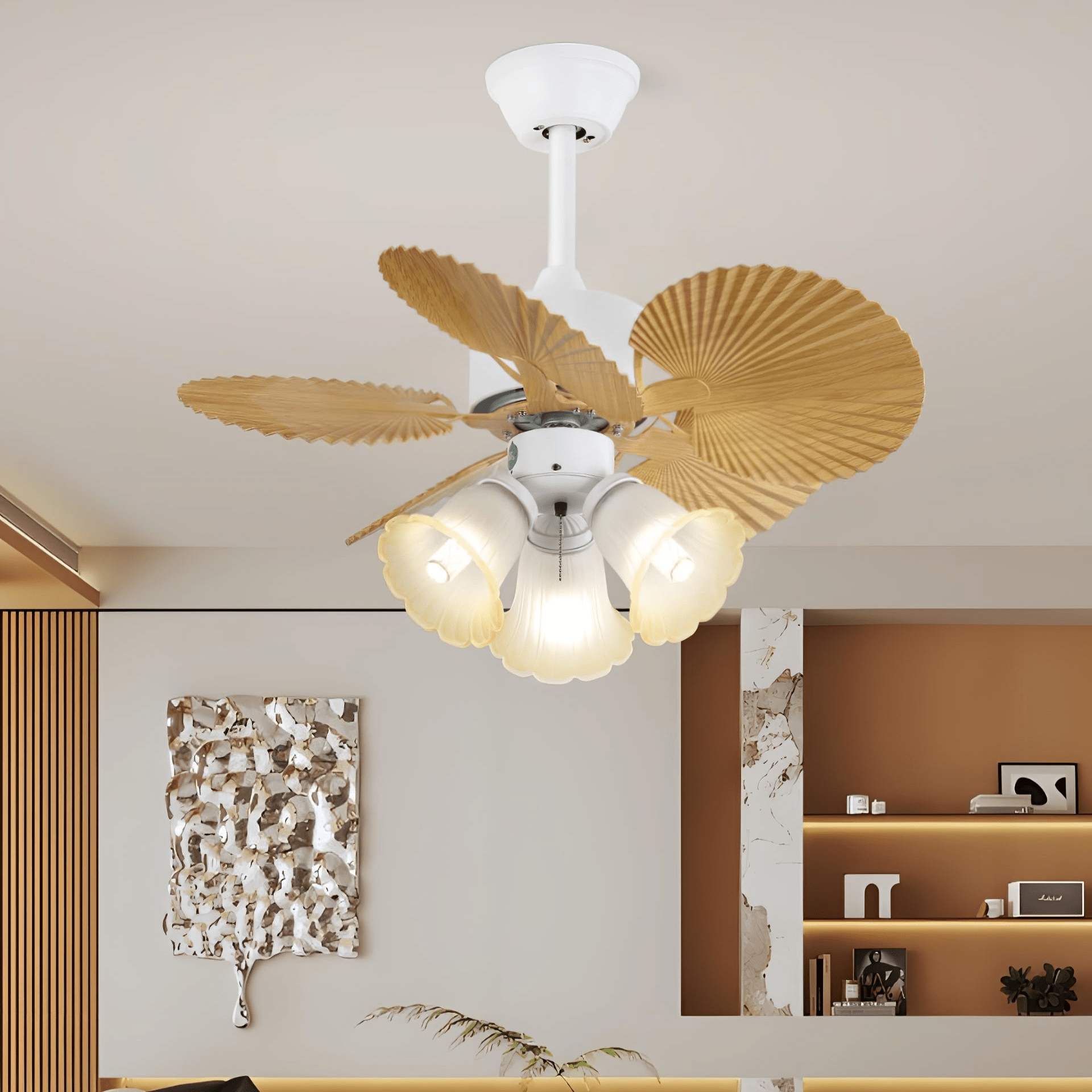 Gros plan sur la finition bois et l'abat-jour en verre du ventilateur de plafond Aurelia