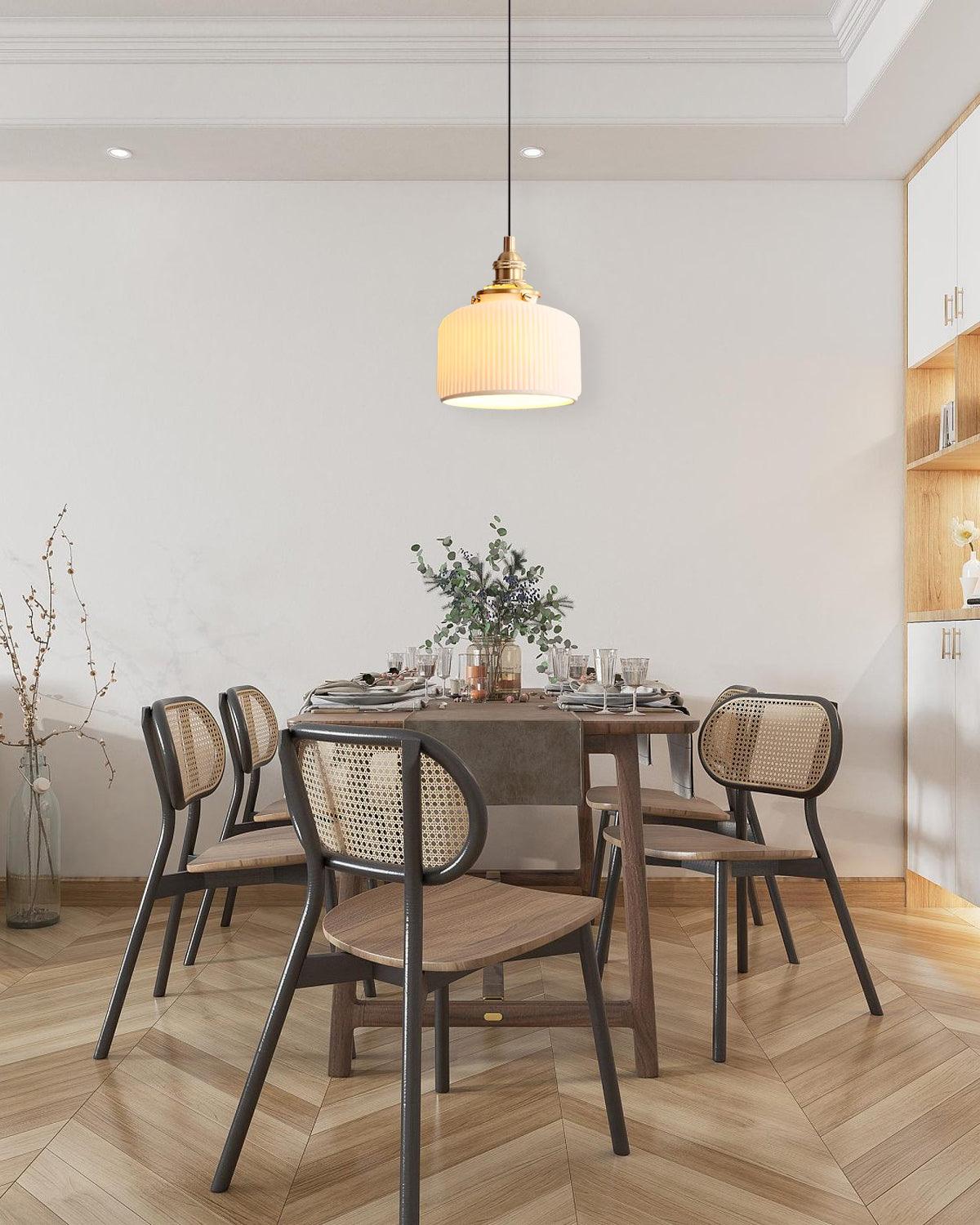 Lustra Suspension avec Abat-jour en Céramique Nervuré et Ferrures Dorées Art - Neutralighting