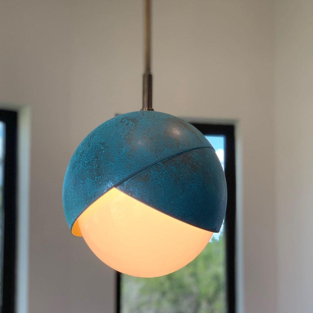 Solara Lampe Suspendue en Laiton Globe Opale Emboîté Moderne - Neutralighting