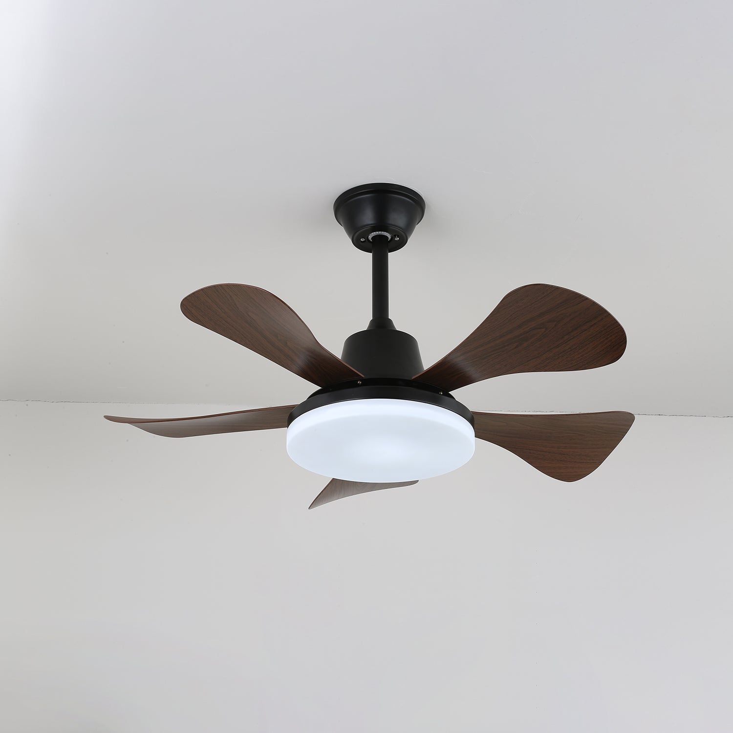 Vue latérale du plafonnier ventilateur Aveline en bois, soulignant son design élégant.