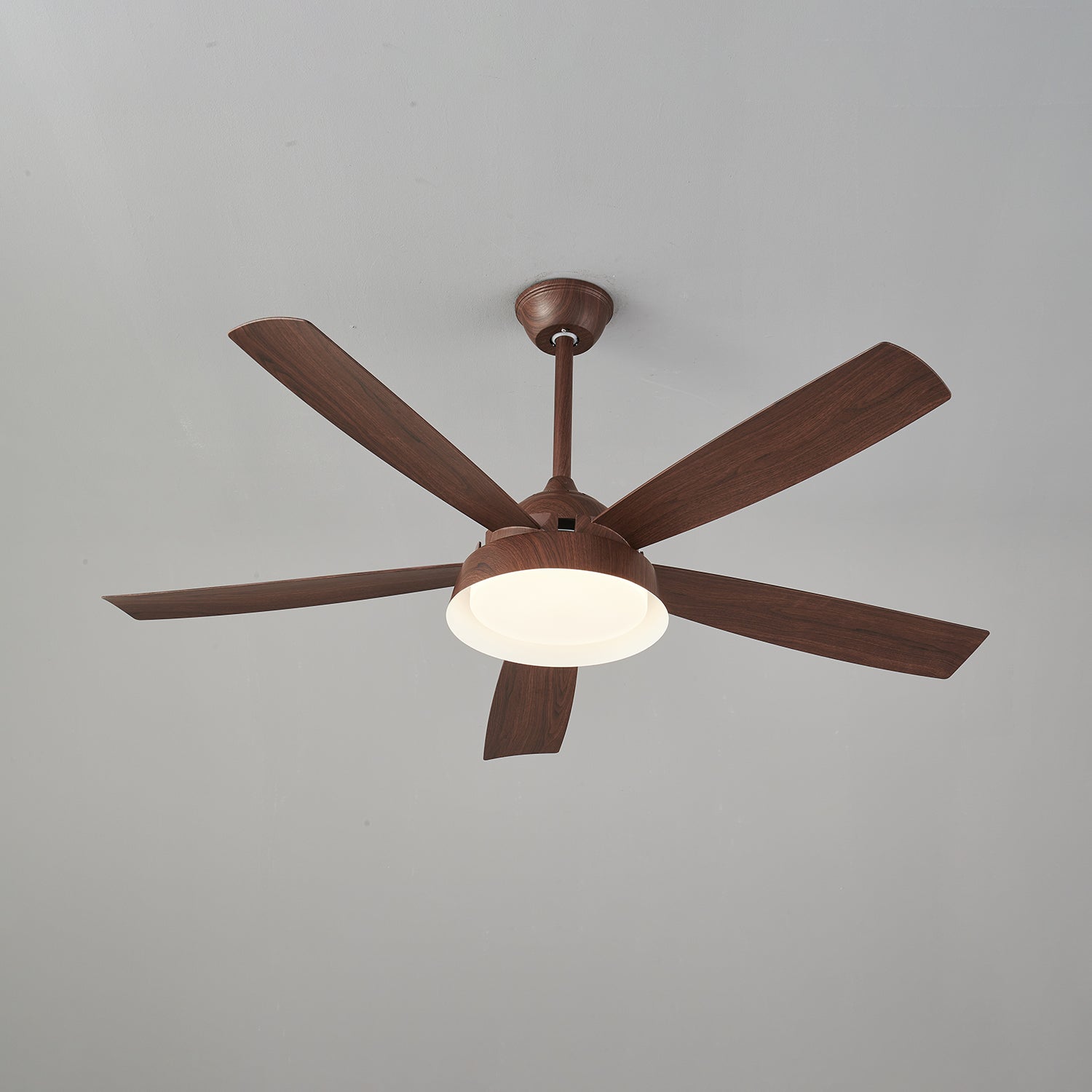Plafonnier ventilateur Orvino en bois mettant l'accent sur ses matériaux durables