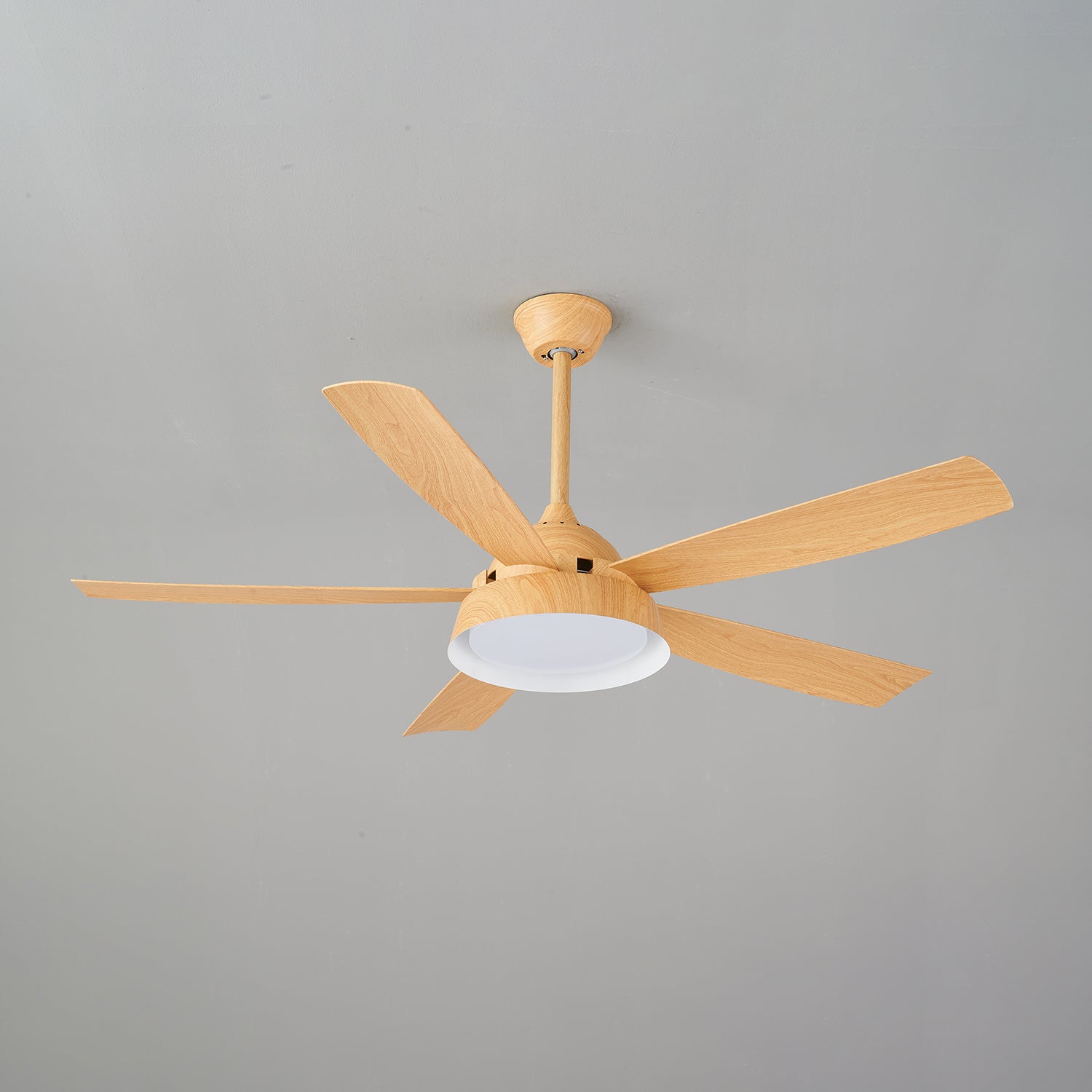 Plafonnier ventilateur Orvino en bois avec sa fonction de contrôle à 6 vitesses